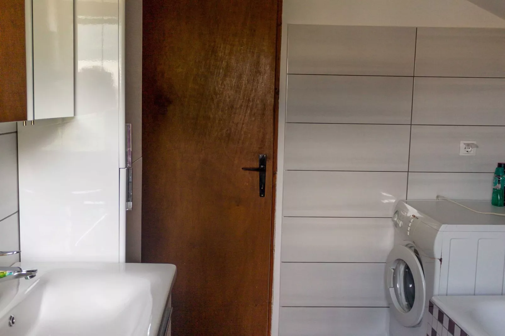 Cozy Holiday Home with Garden, BBQ, and Outdoor Dining Area in Rečica ob Savinji - Two Bedroom Apartment-Badkamer