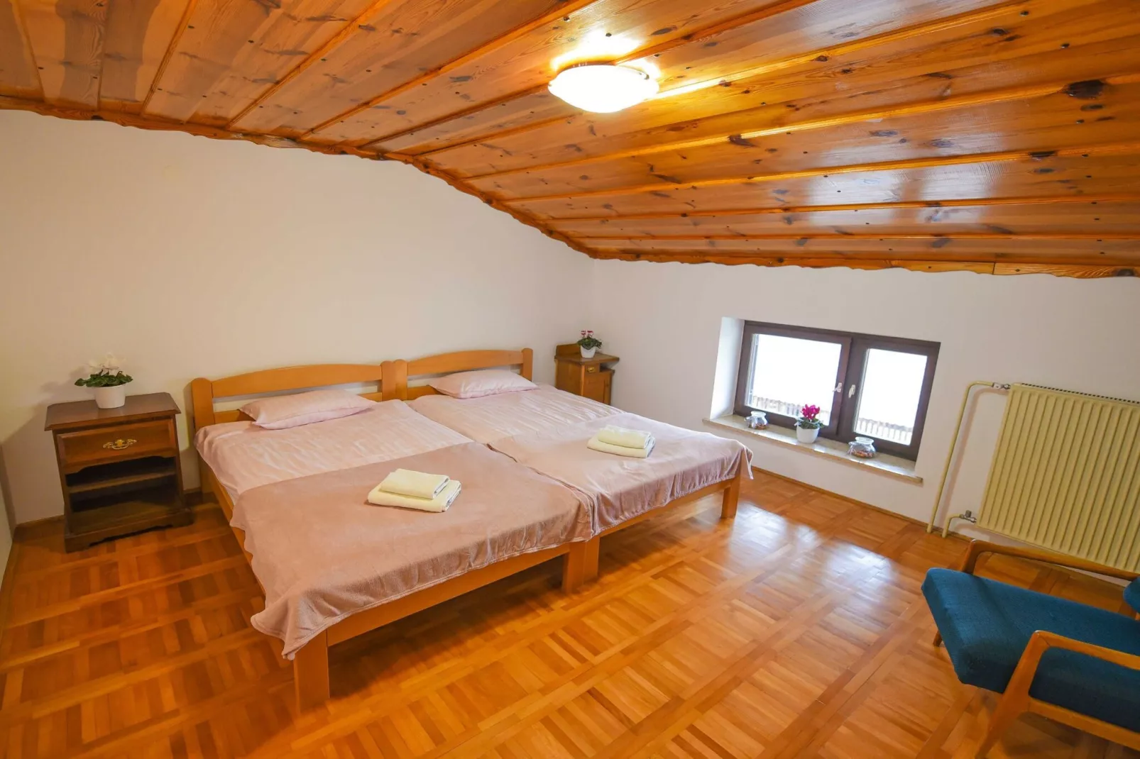 Cozy Luxe Holiday Home with Natural Thermal Bath - Seven Bedroom Holiday Home-Slaapkamer