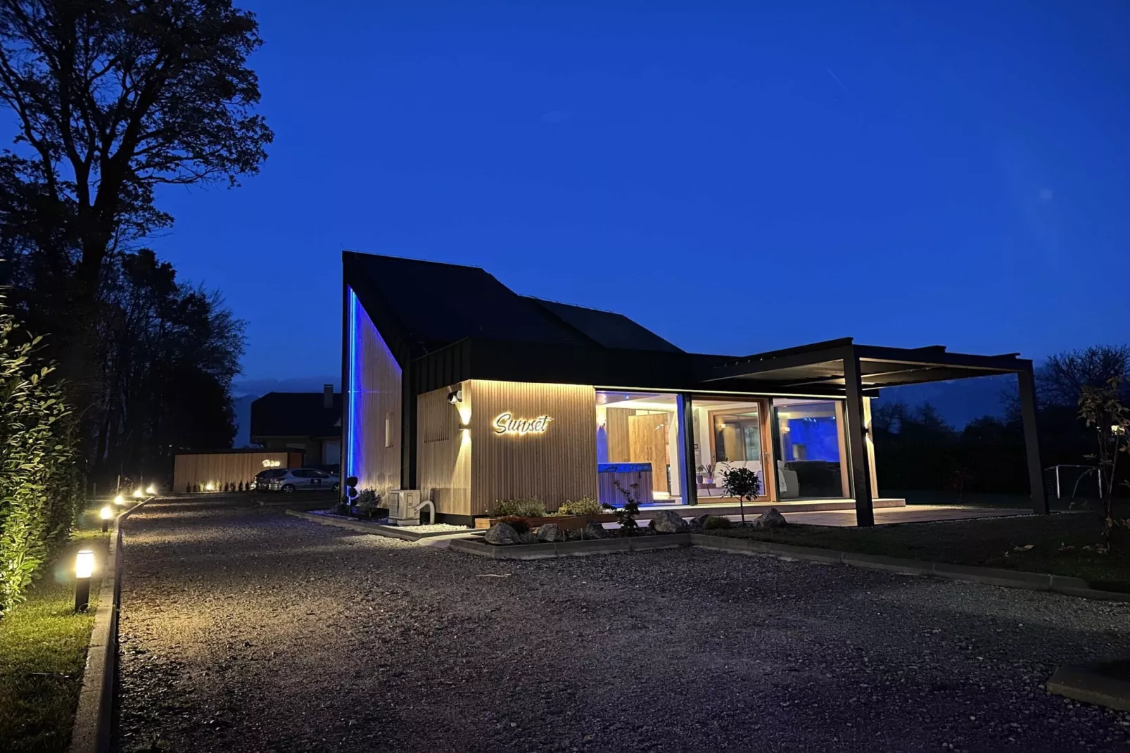 Elegant Warm Bliss Hideaway Escape Lodge - Holiday Home with Hot-Tub (owner Sunset)-Buitenlucht