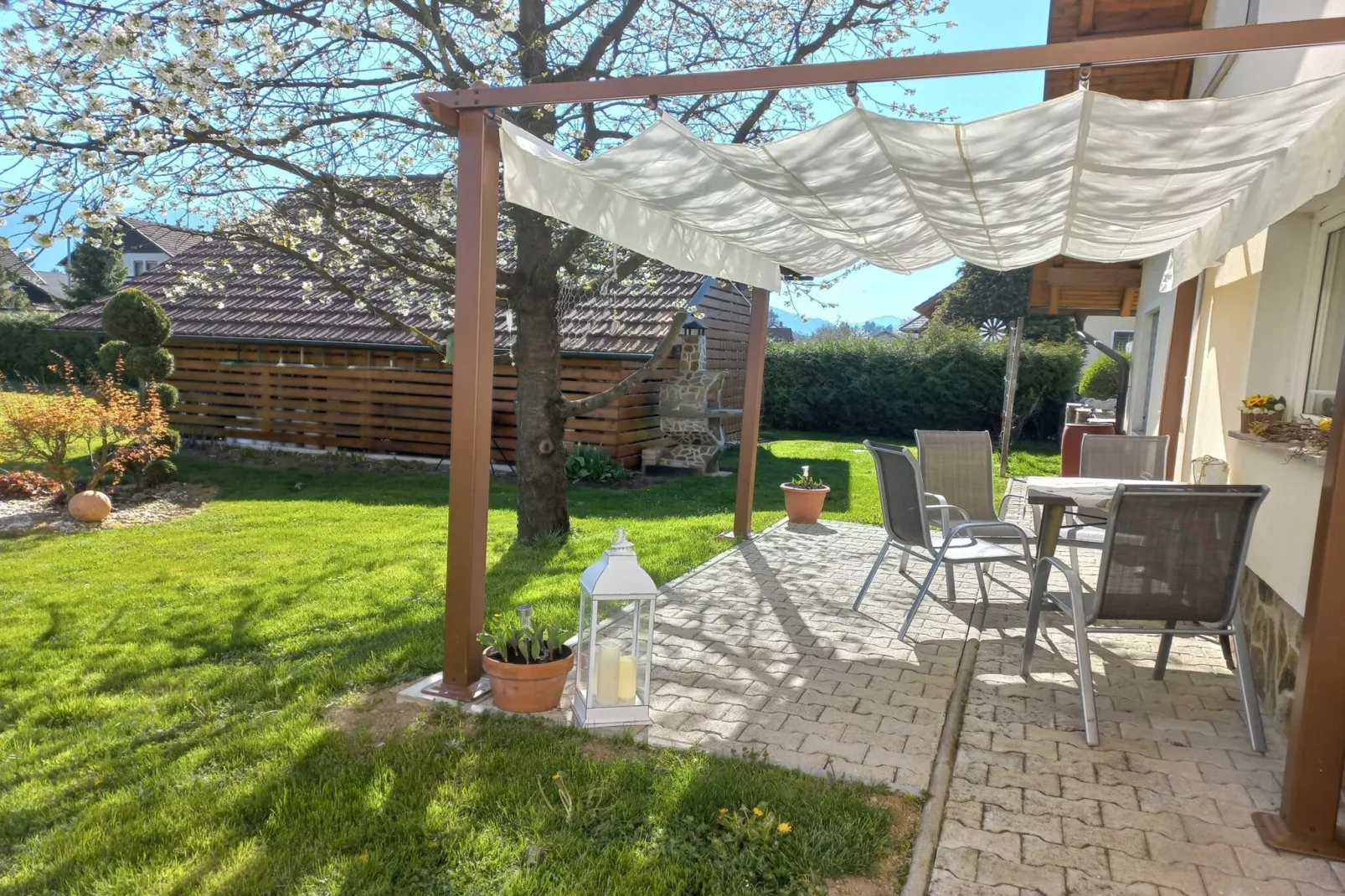 Sunny and Comfortable Apartment with Terrace and Garden - Two Bedroom Apartment with Terrace-Buitenlucht