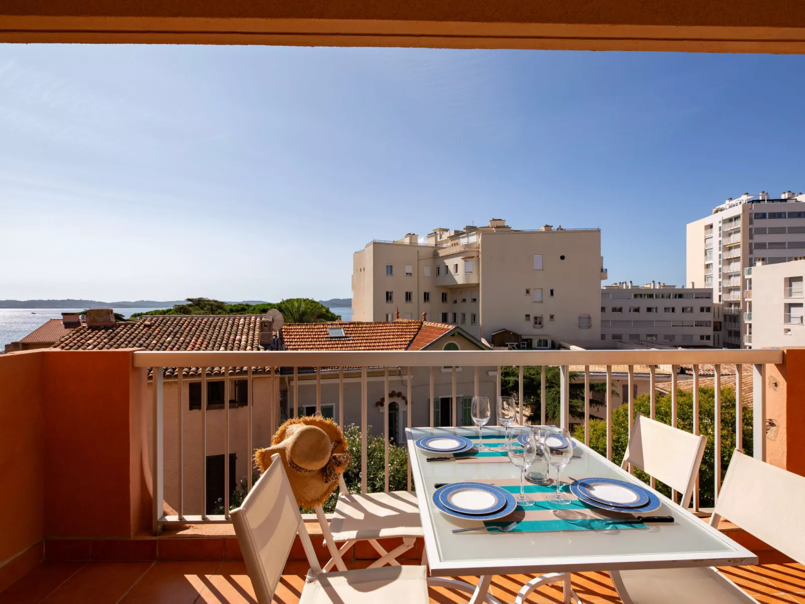 La Marjolaine-Buiten