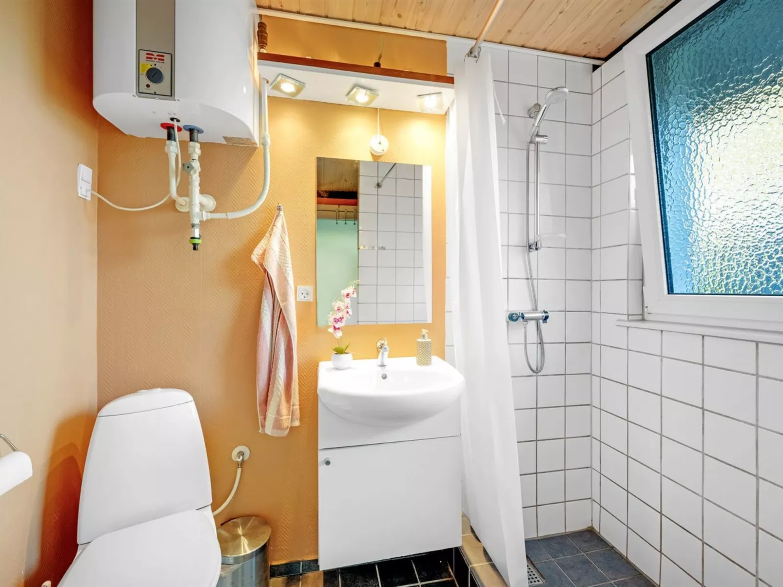 "Sjarlotte" - 400m to the fjord-Binnen