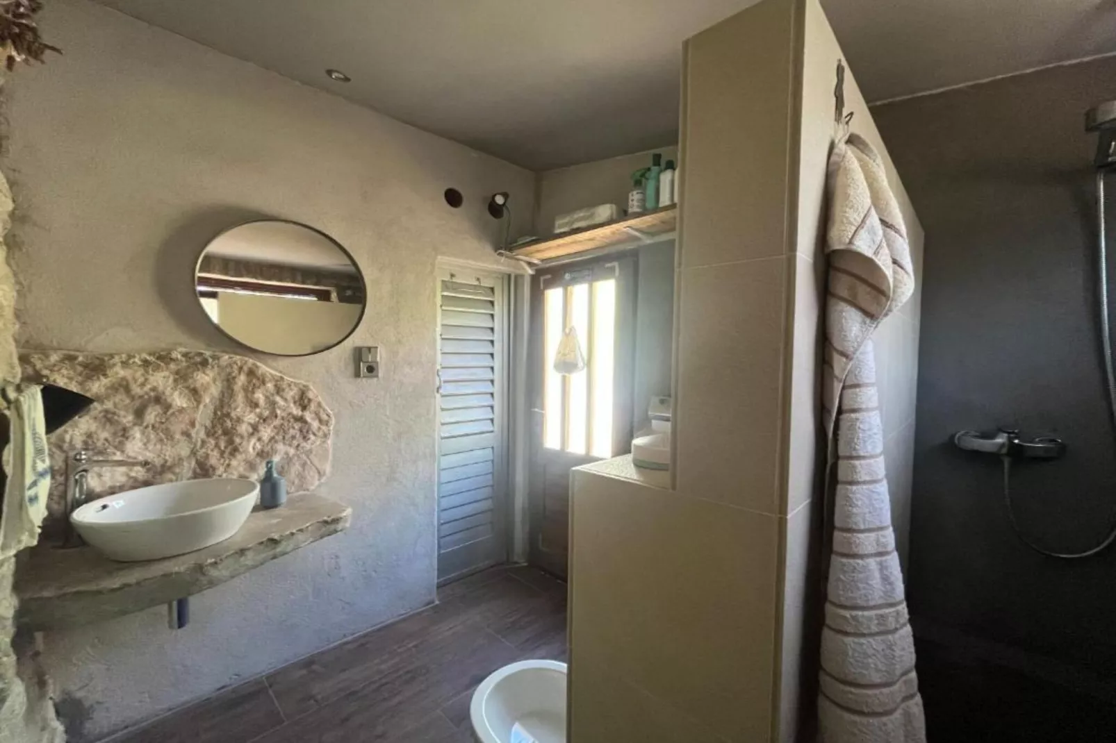 Romantic Stone House and Yard Near Stunning Beach - Two Bedroom Holiday Holiday Home  with  Patio and Terrace-Badkamer