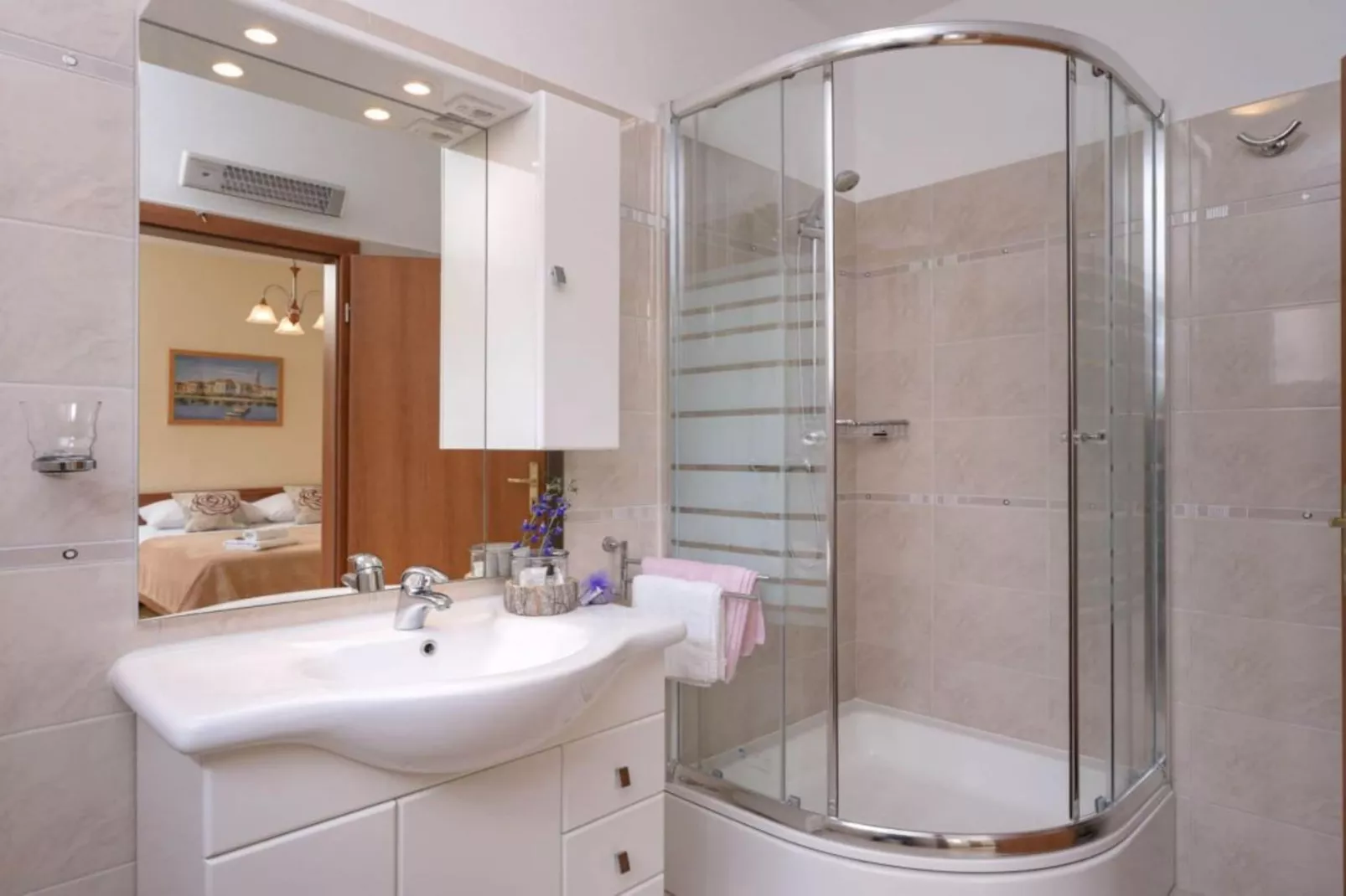 One Bedroom Apartment with Balcony 3-Badkamer