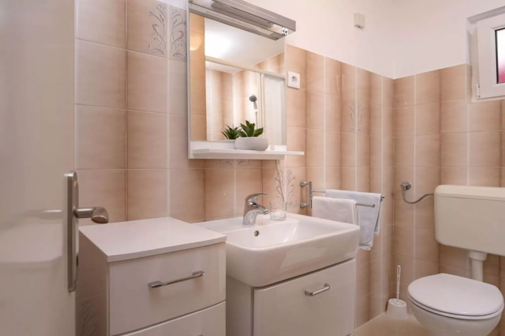 One Bedroom Apartment with Terrace 5-Badkamer