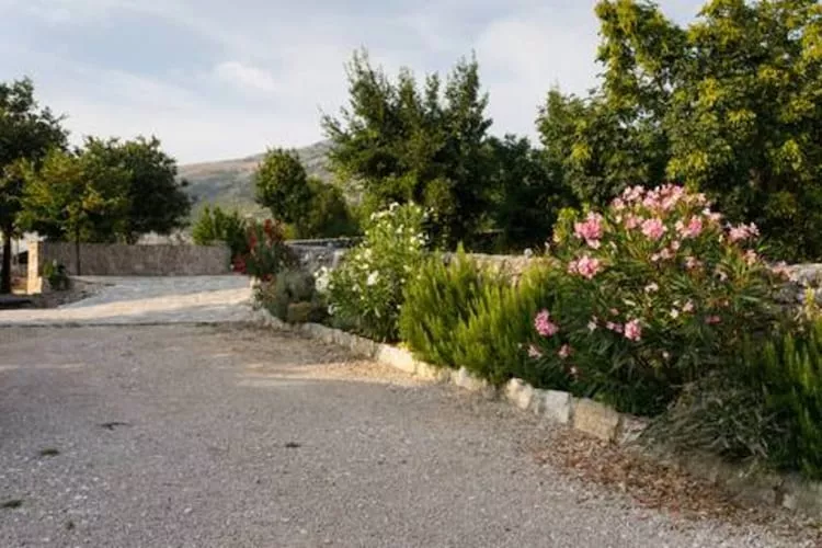 Holiday Home Lišnjak - Three Bedroom Holiday Home with Pool-Buitenlucht