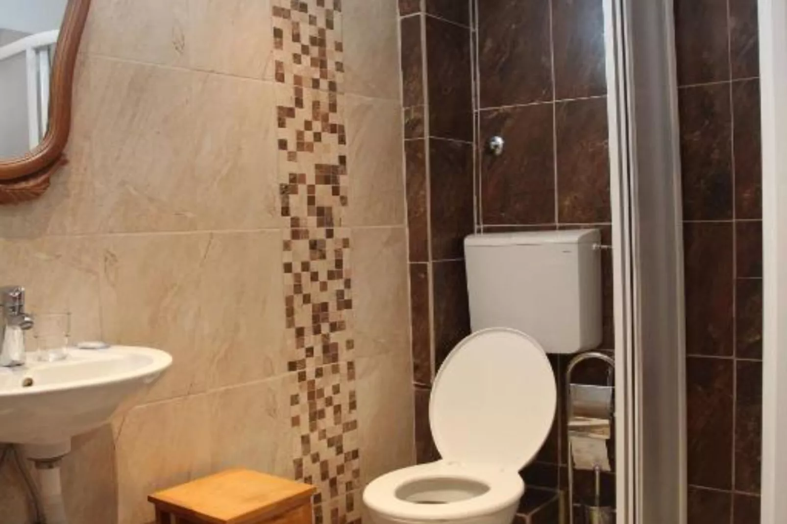 Quaint & Affordable Stay in Budva Traditional Stone House - Family Room 2-Badkamer