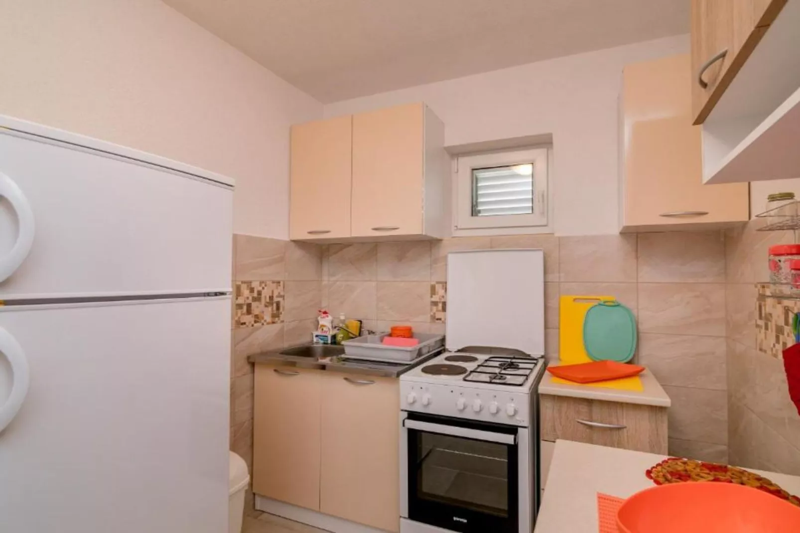 Tranquil Retreat with Private Pool in Lustica Bay - One Bedroom Apartment with Balcony and Sea View 1-Keuken