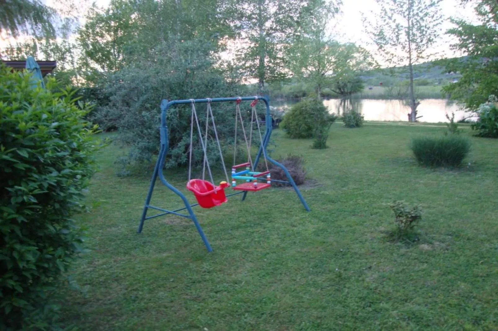 Four bedroom home with river view-Tuinen zomer