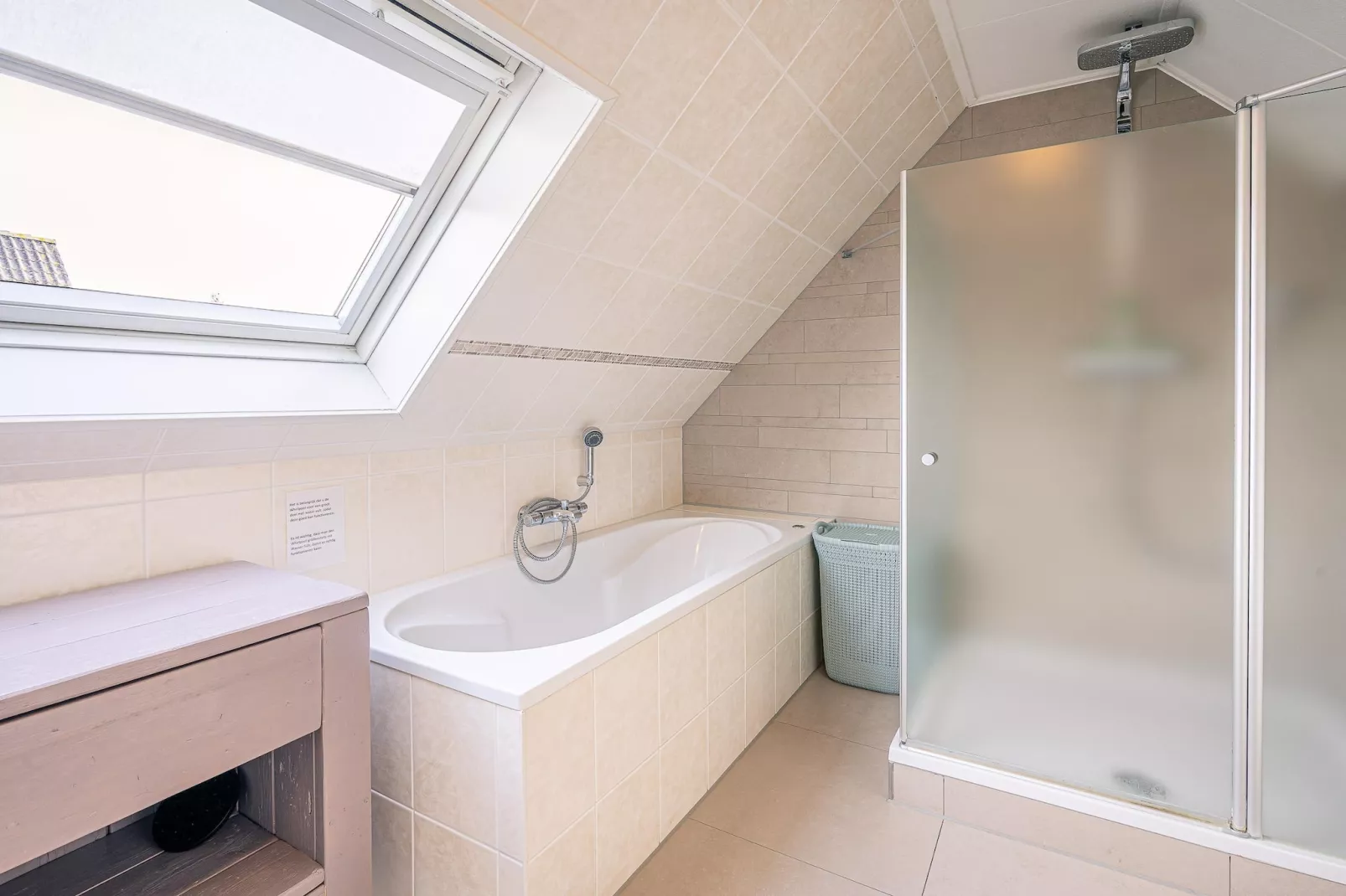 Kamperfoelie 47-Badkamer