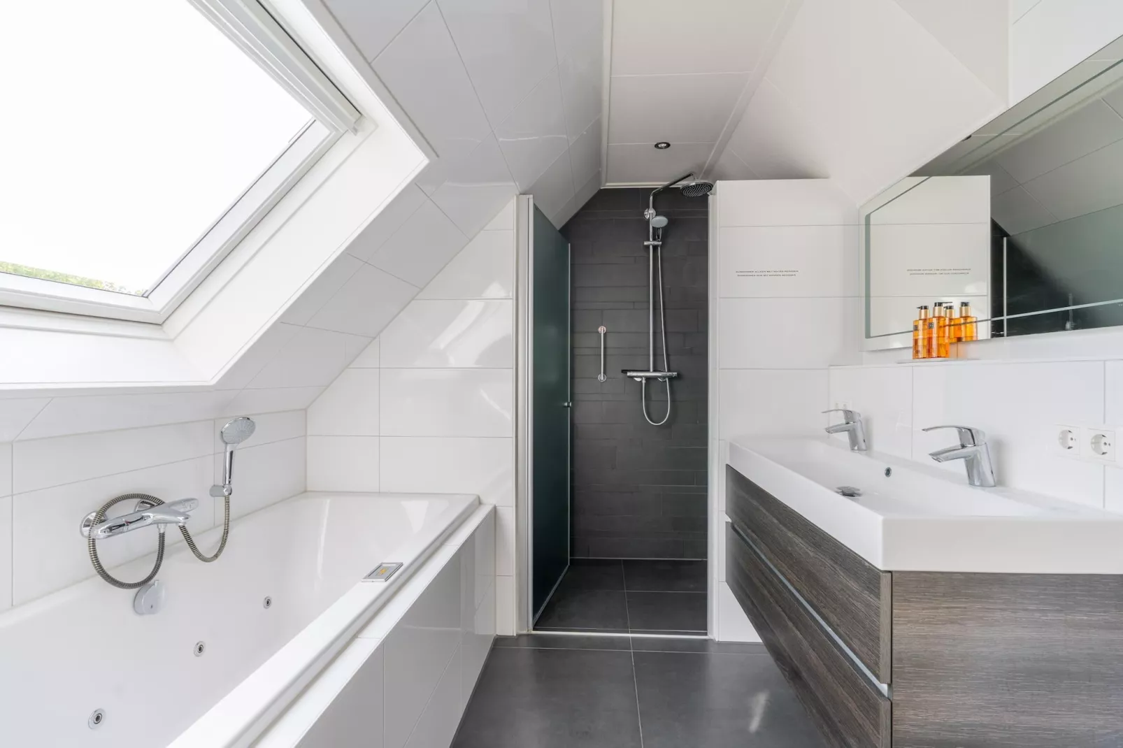 Kamperfoelie 67-Badkamer