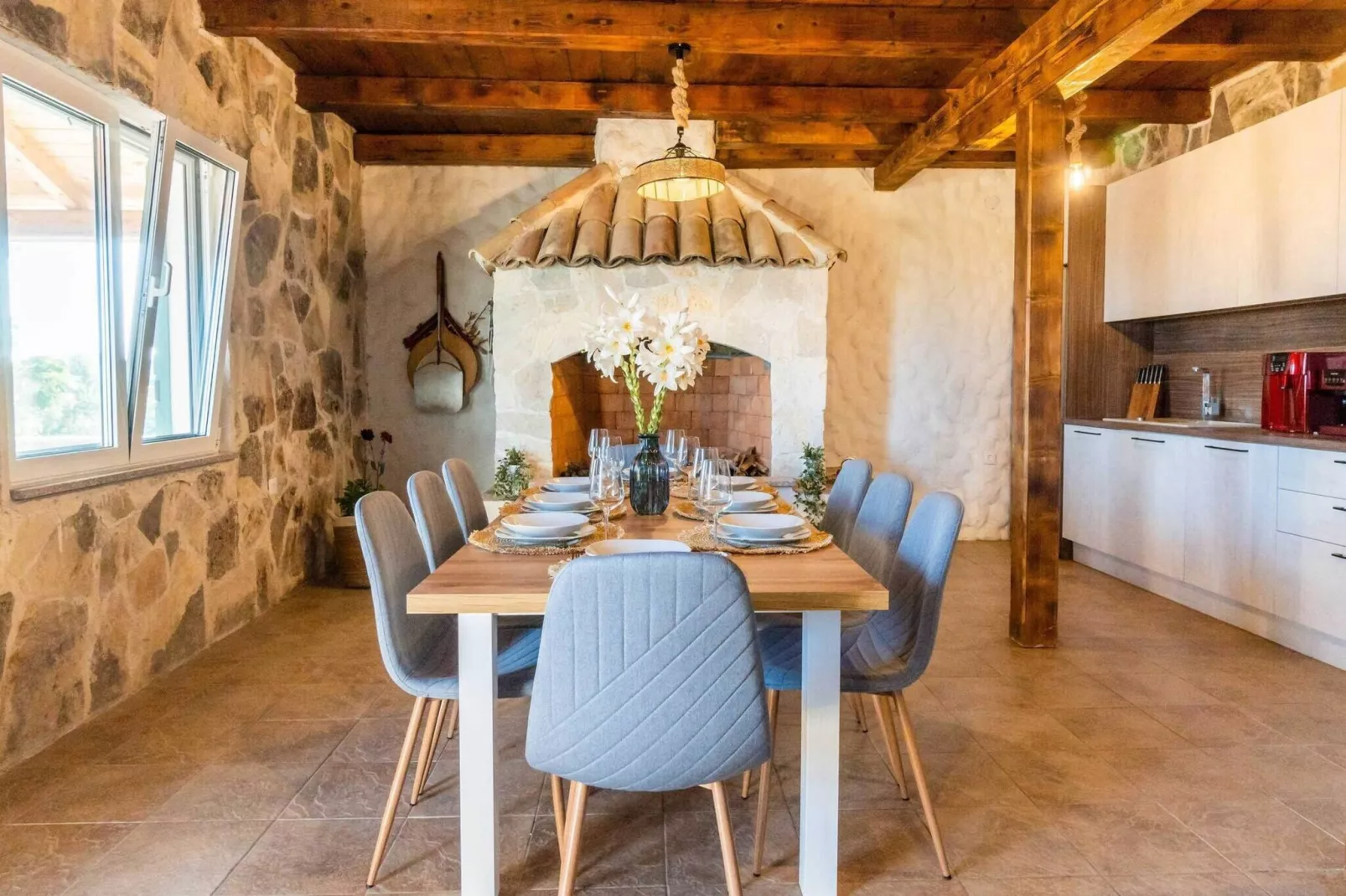 Authentic Villa Storia-Eetkamer