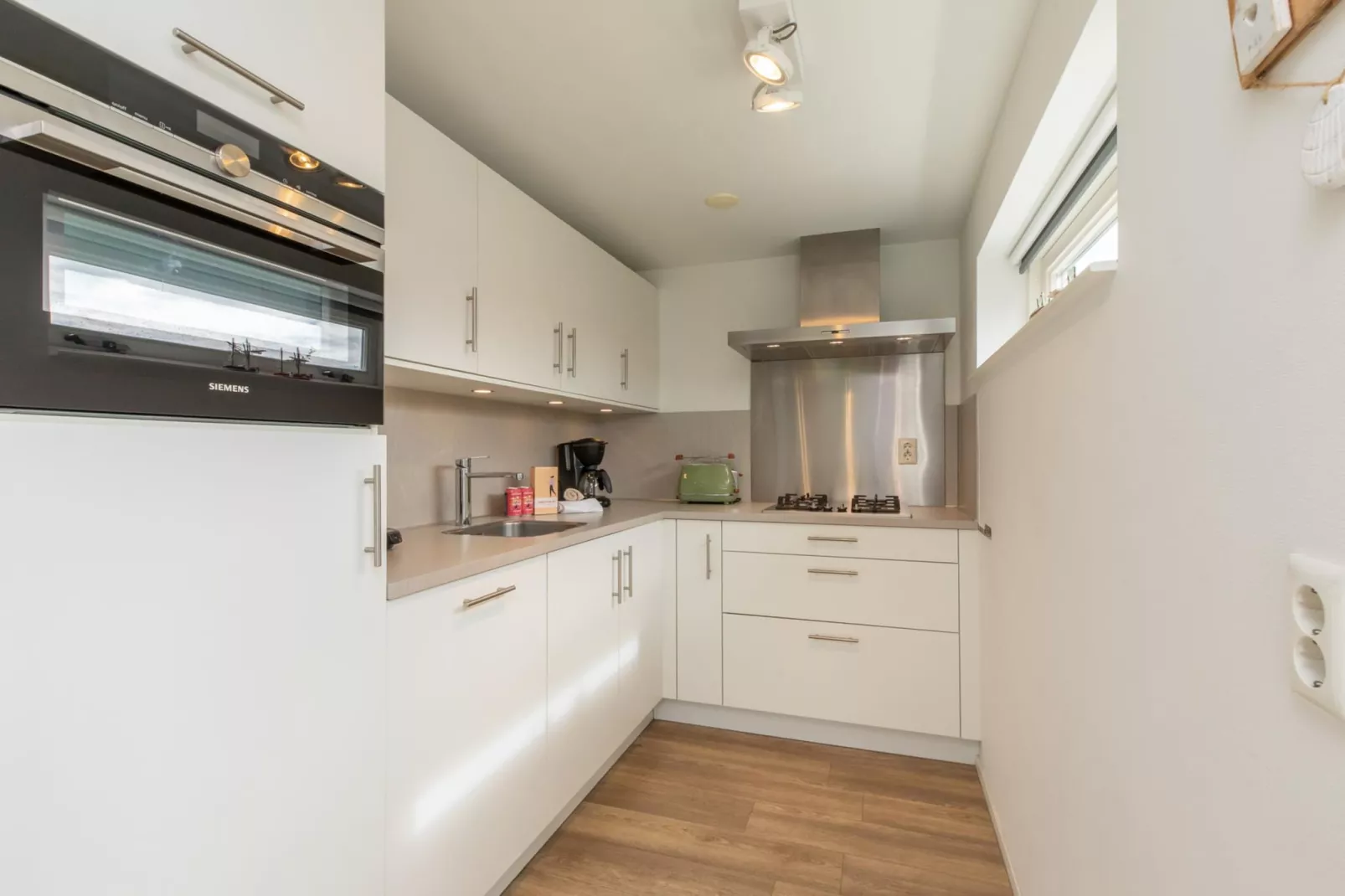 Zonnedorp Kavel 10 Renesse | Villa near the Beach & with Spacious Garden-Keuken