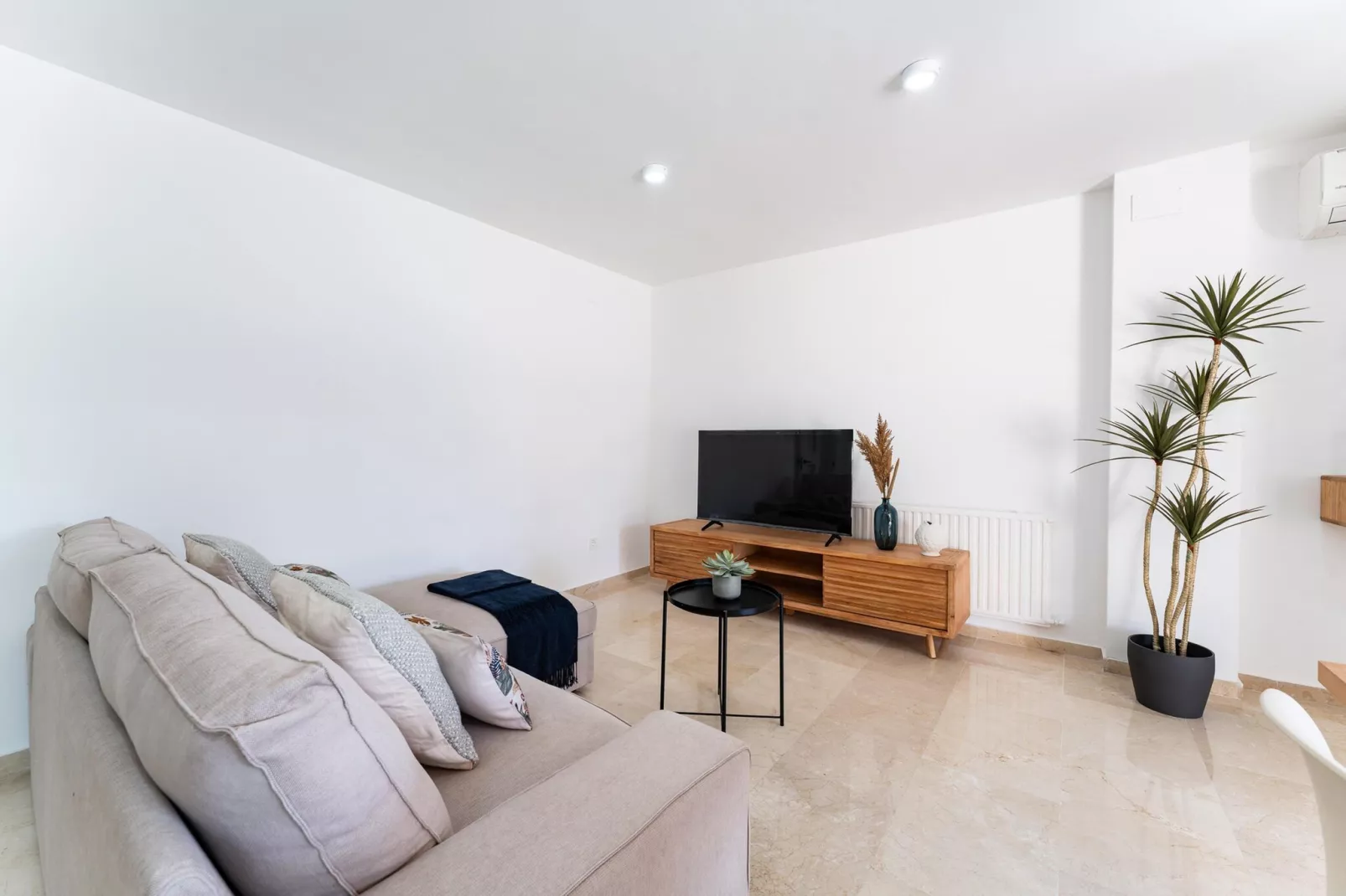 CT 393 - Faro's Soulrise Rooftop - Marbella Beach-Woonkamer