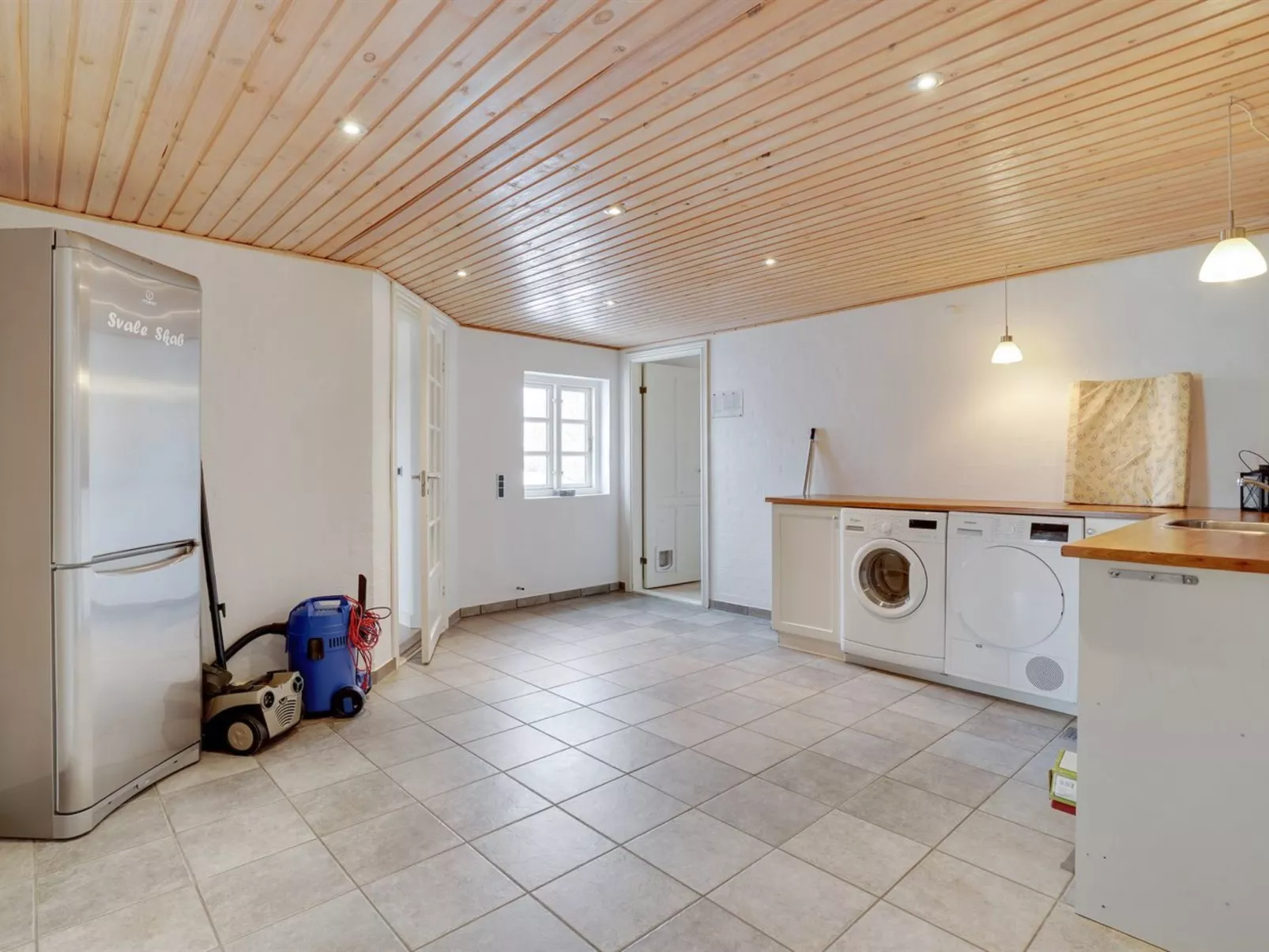 "Folkar" - 3km to the fjord-Binnen