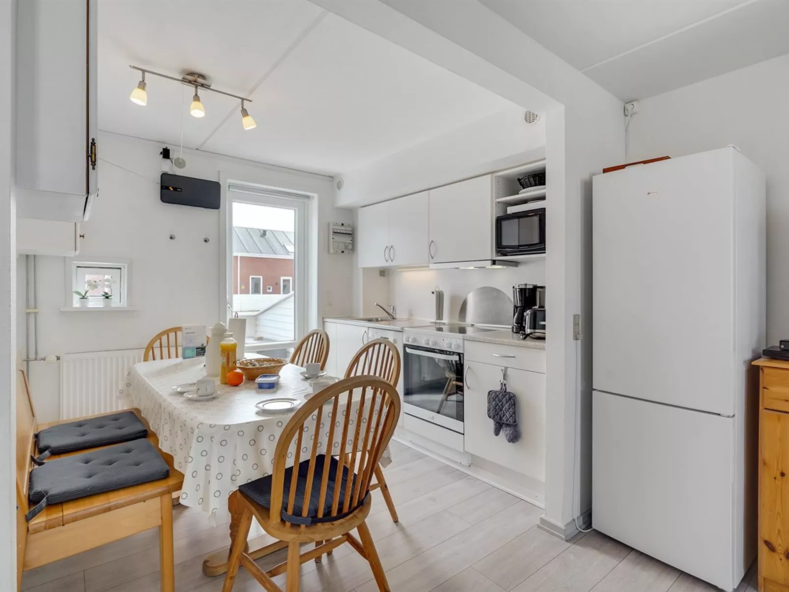 "Mariam" - 2.3km from the sea-Binnen