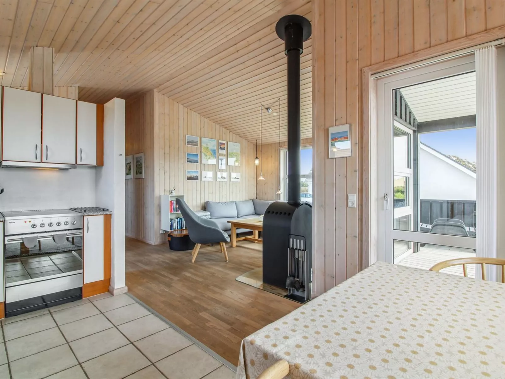 "Eyvin" - 100m from the sea-Binnen