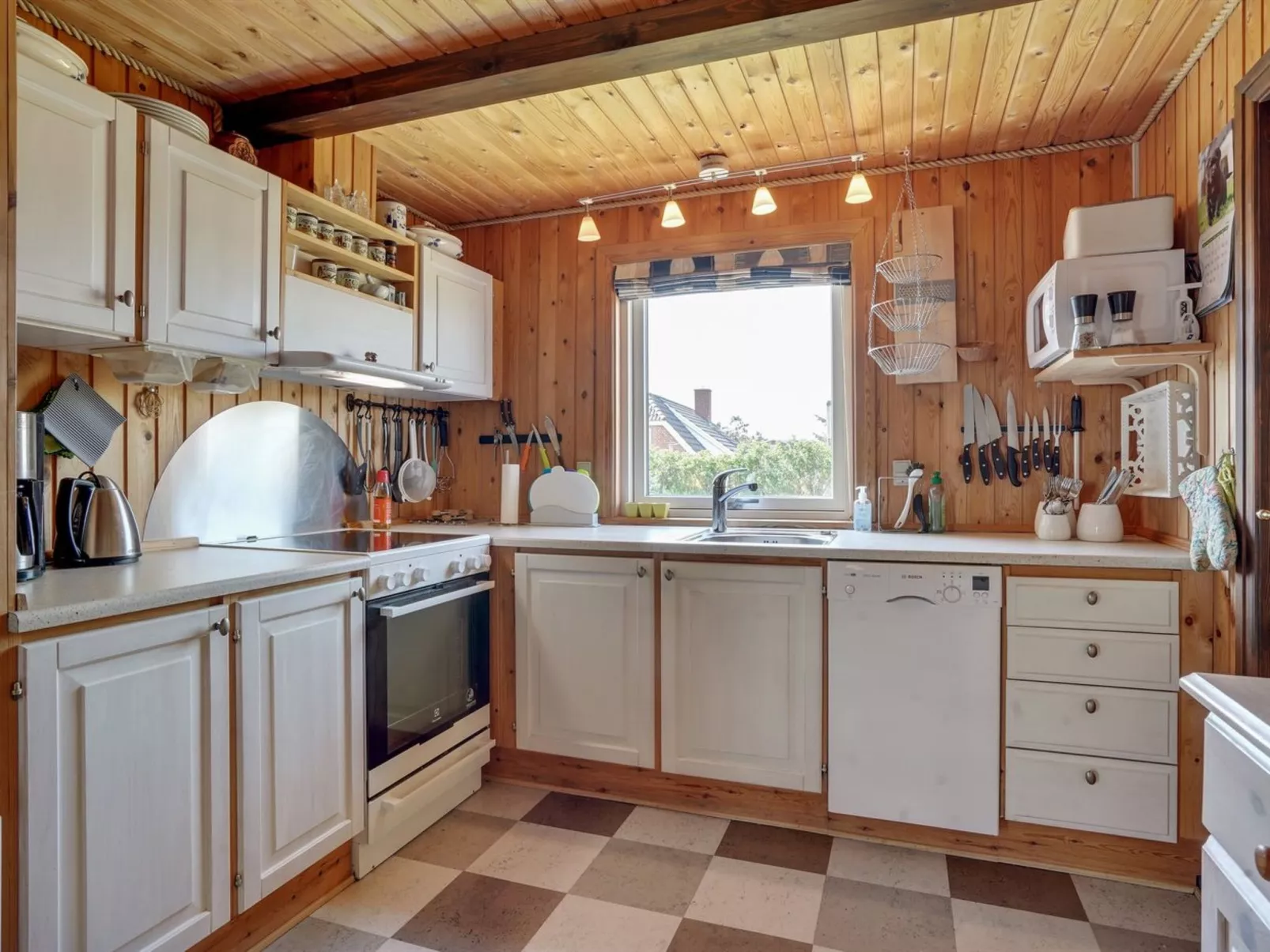 "Edna" - 800m from the sea-Binnen