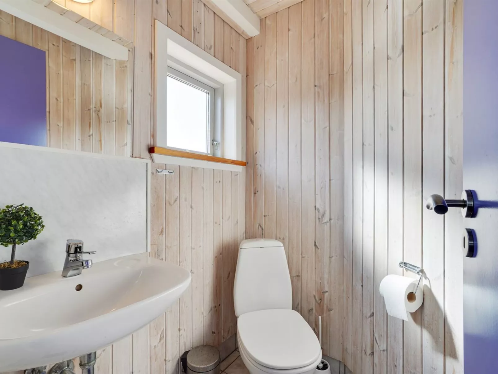 "Øde" - 350m from the sea-Binnen