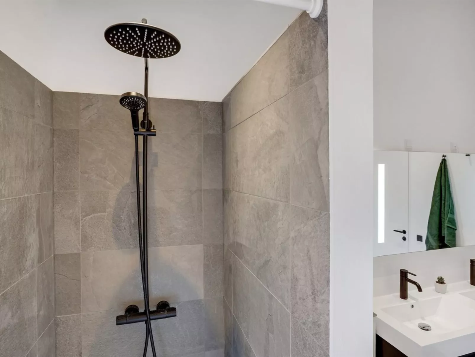 "Moreen" - 1.5km from the sea-Binnen