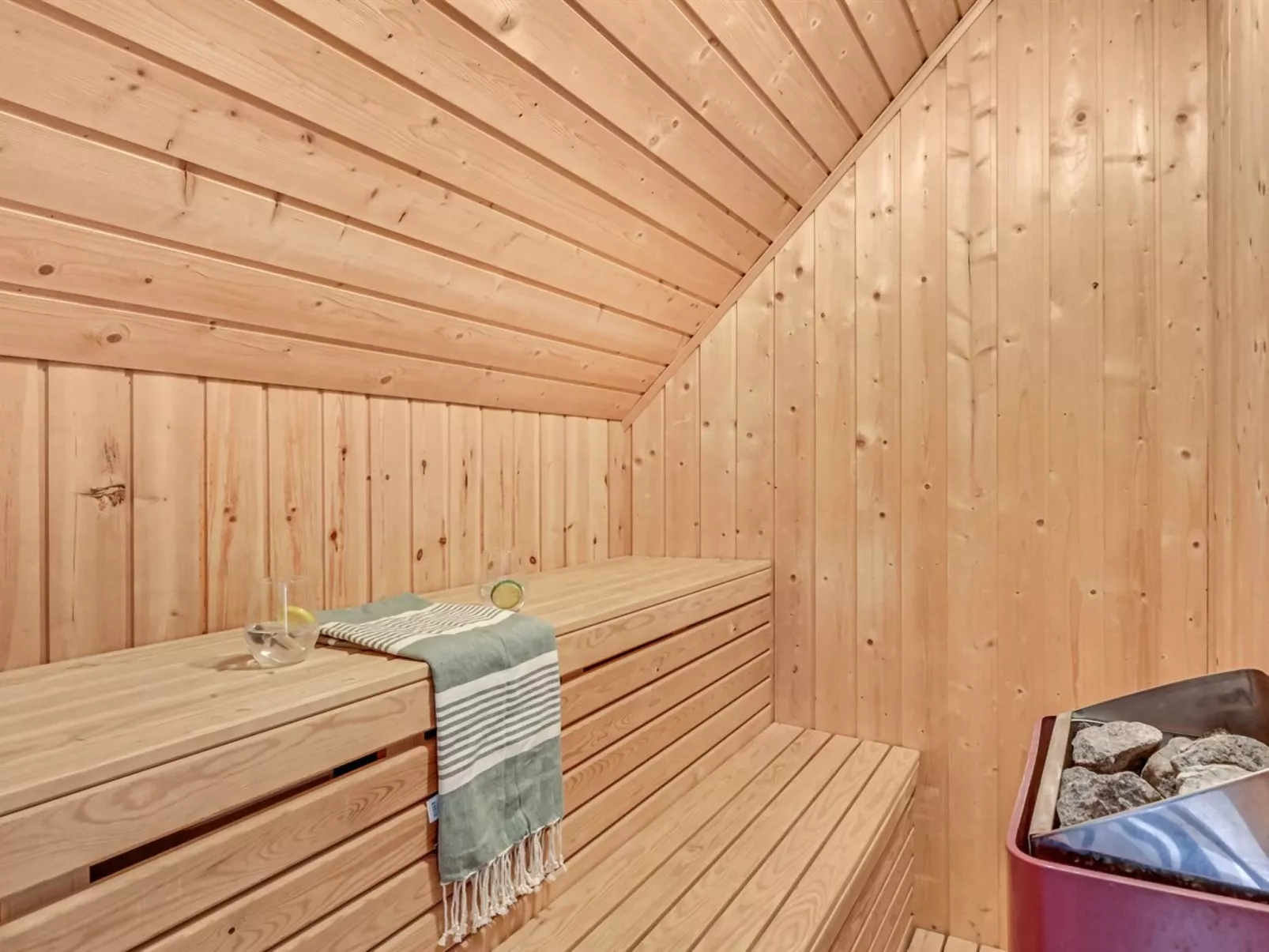 "Sannie" - 450m from the sea-Binnen