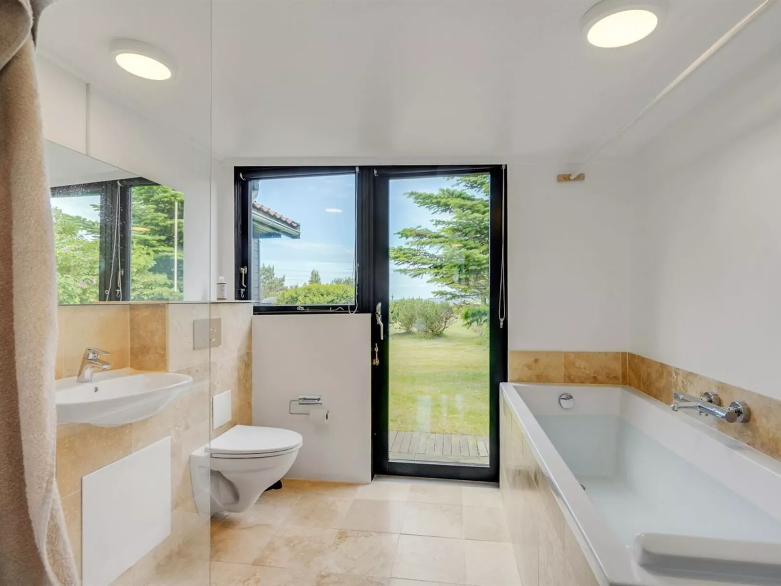 "Lok" - 90m to the fjord-Binnen