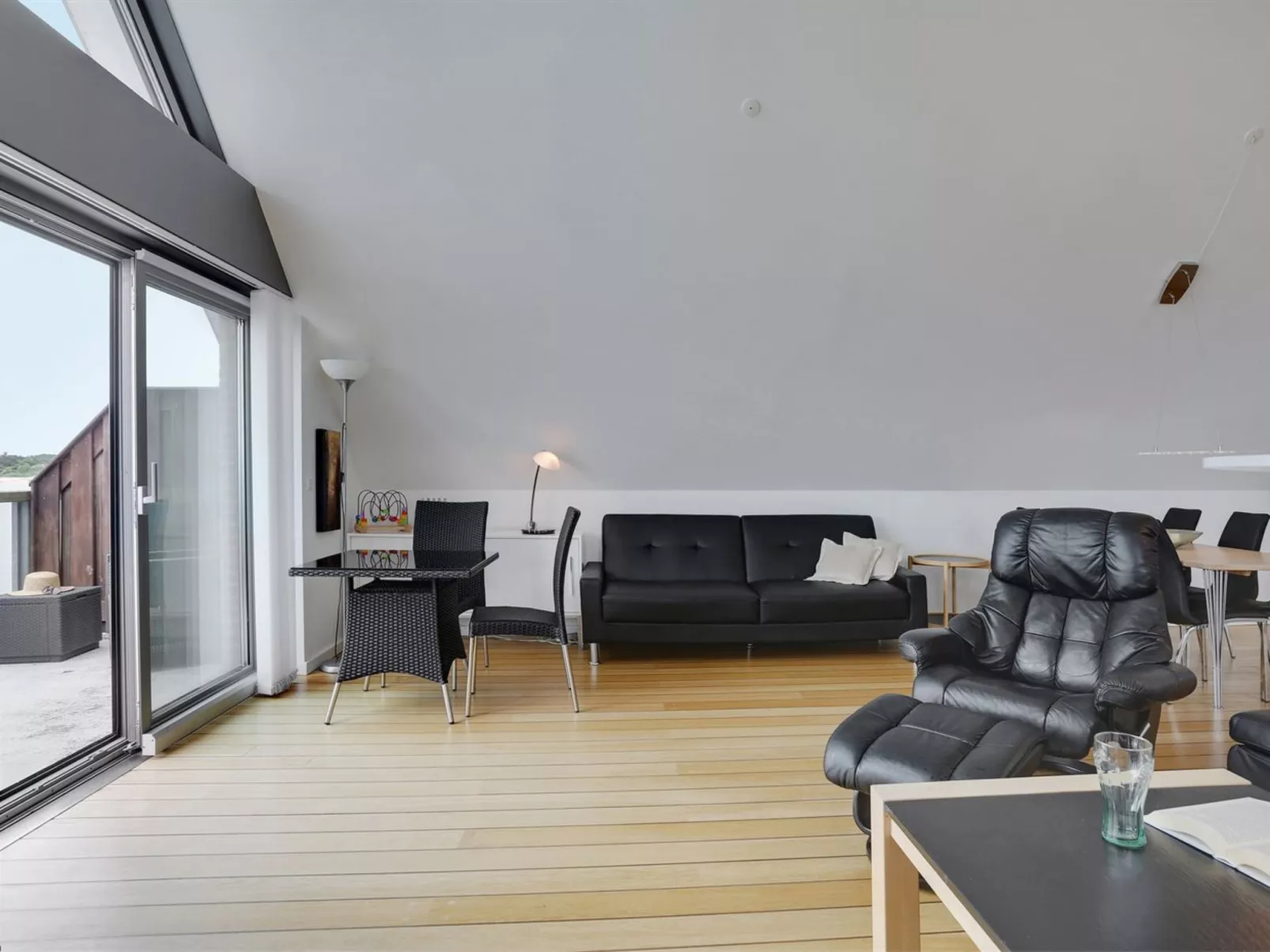 "Femme" - 15m from the sea-Binnen