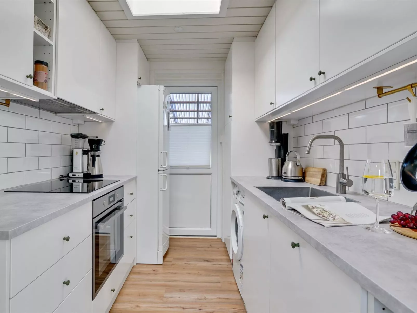 "Tomine" - 500m to the fjord-Binnen