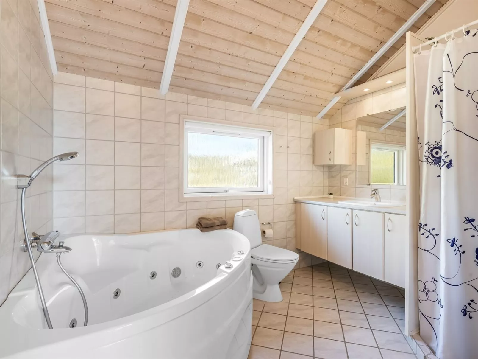 "Germaine" - 1.2km from the sea-Binnen