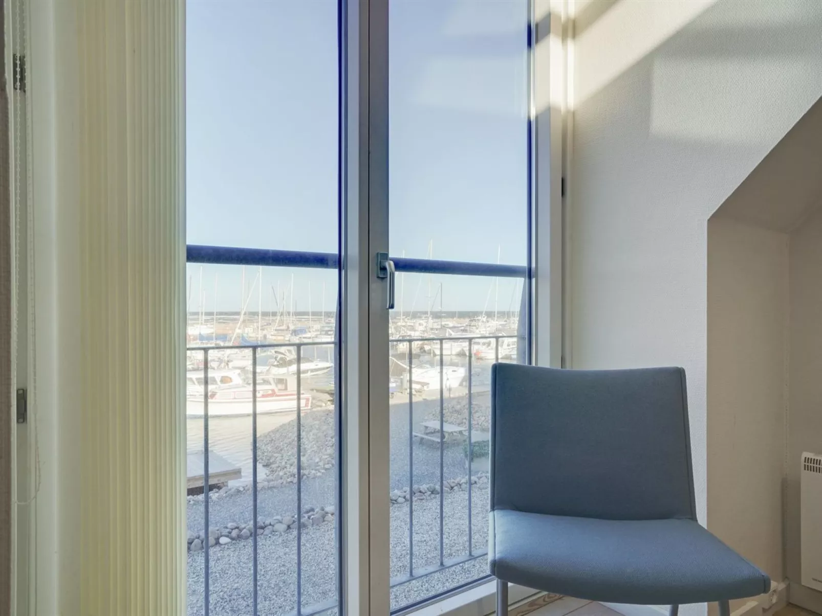 "Line" - 10m from the sea-Binnen