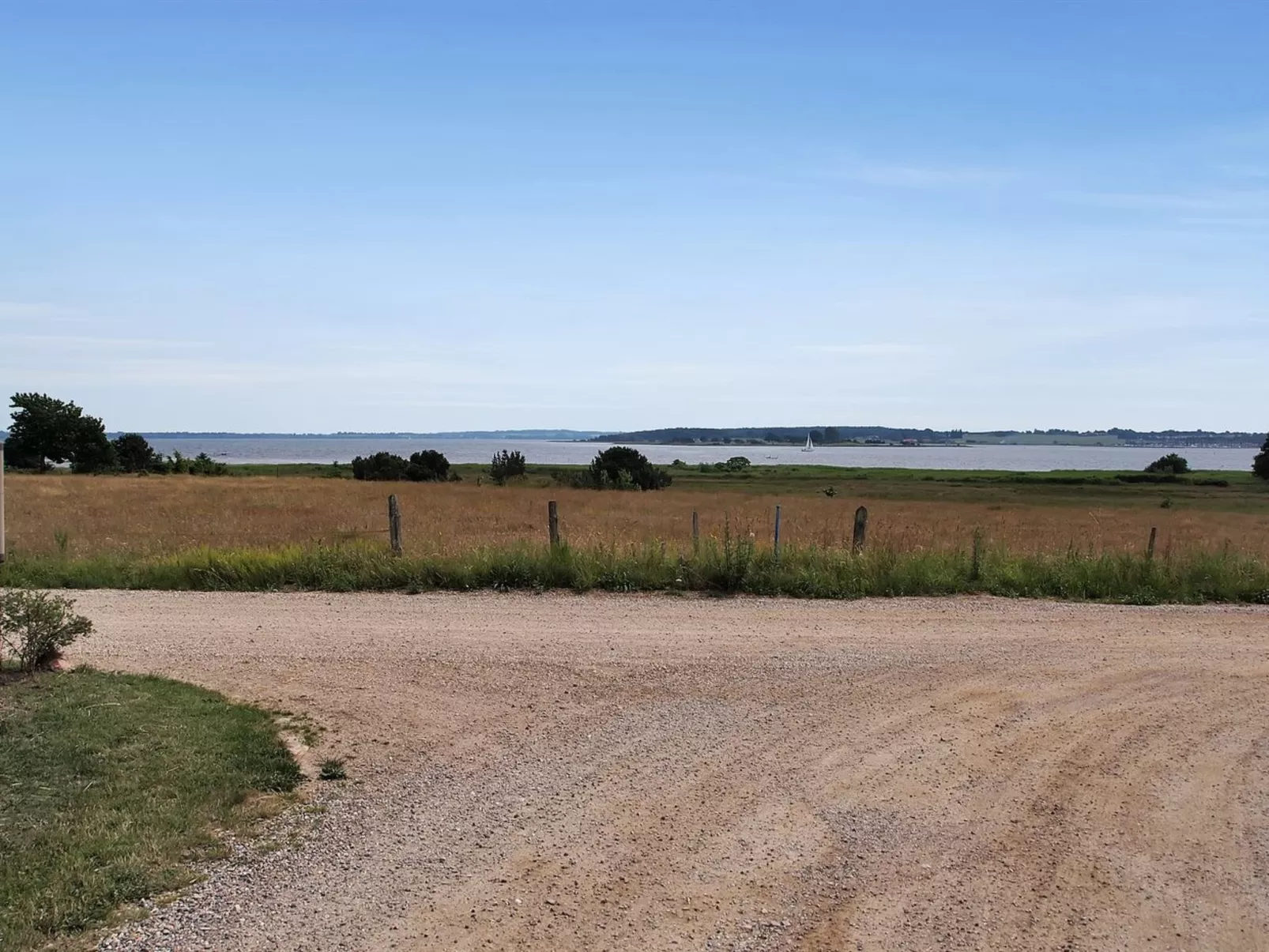 "Jeip" - 400m to the fjord-Buiten