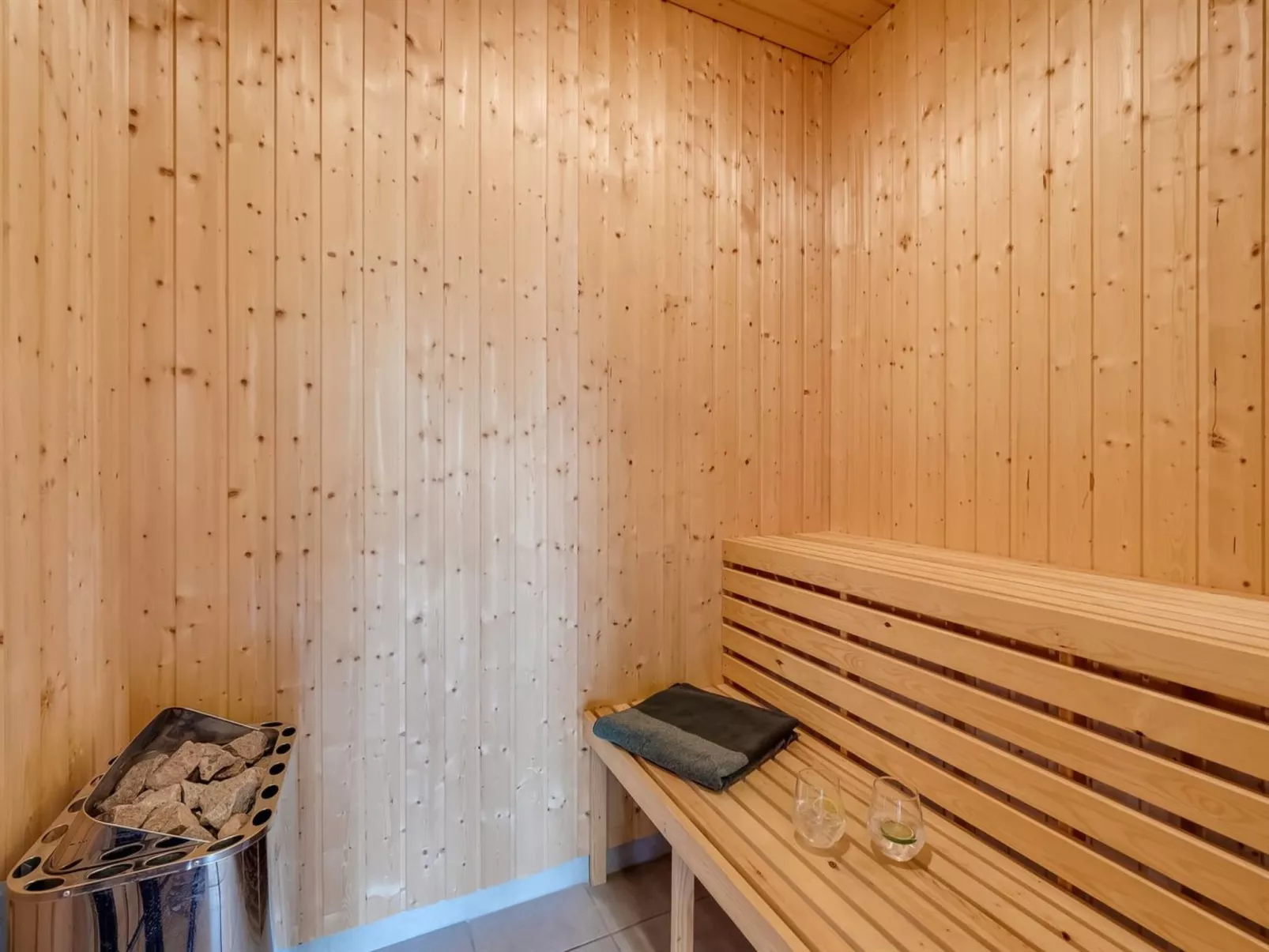 "Hedevig" - 800m to the fjord-Binnen