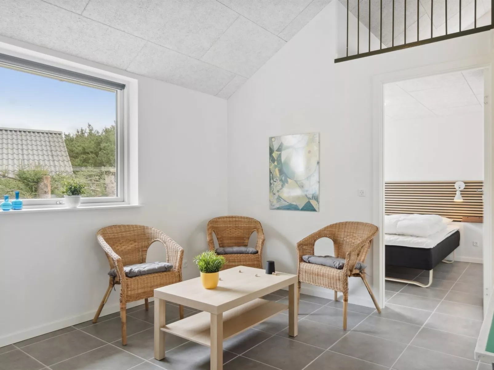 "Human" - 10.5km from the sea-Binnen