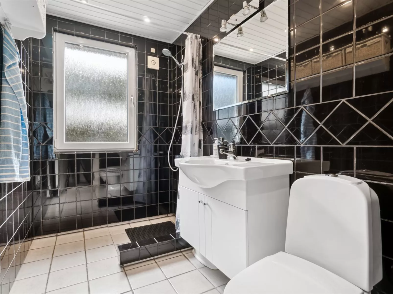 "Pia" - 250m to the fjord-Binnen