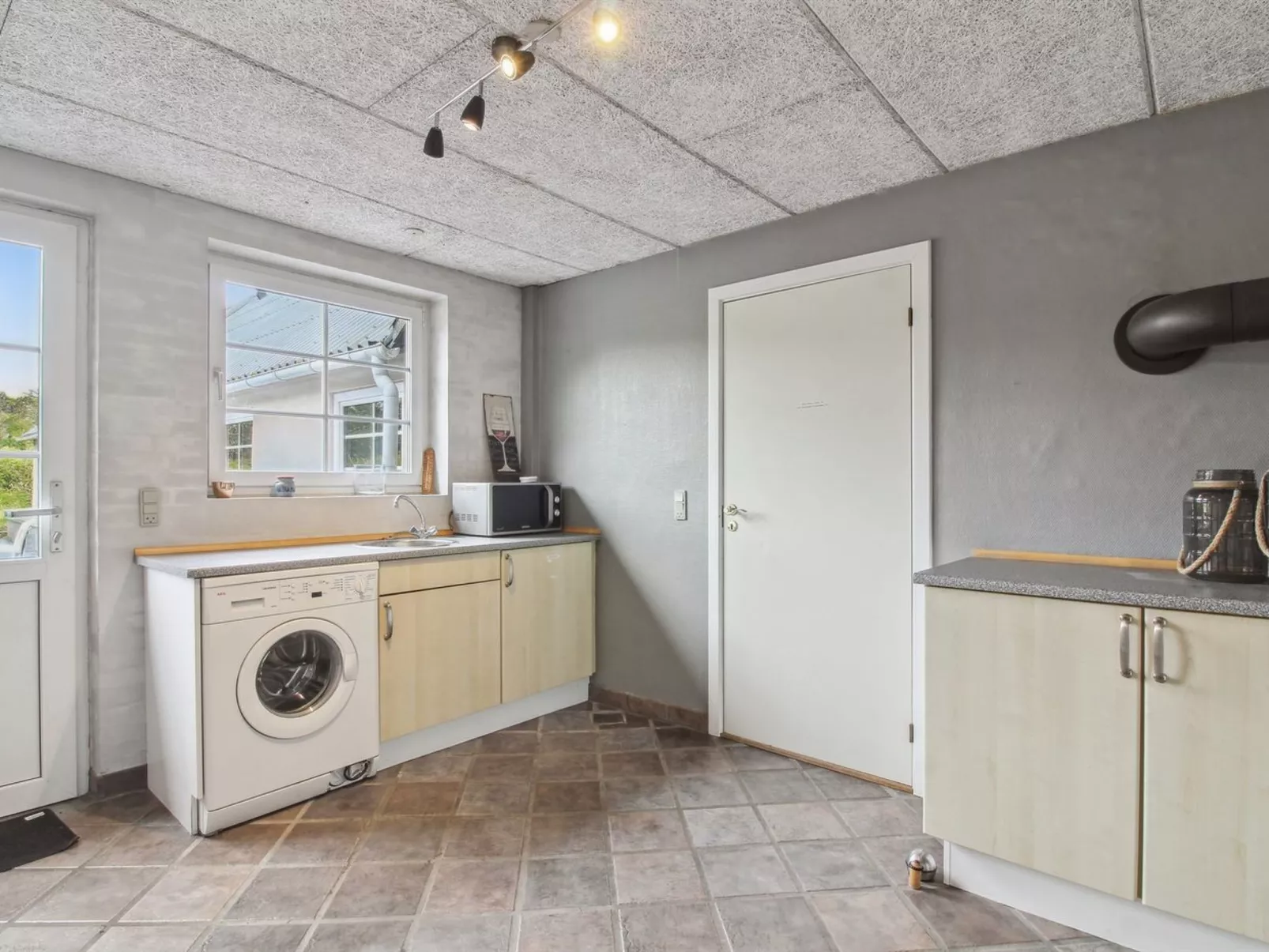 "Law" - 400m from the sea-Binnen