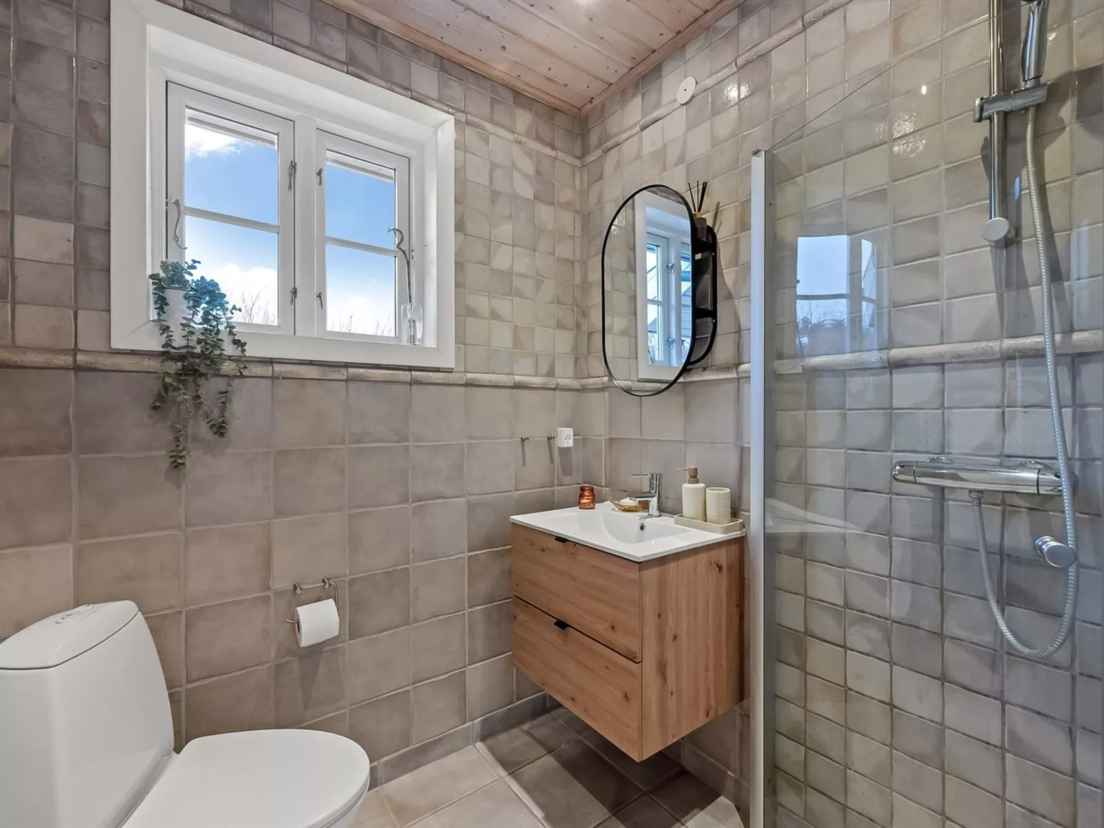 "Gunwald" - 1km to the fjord-Binnen