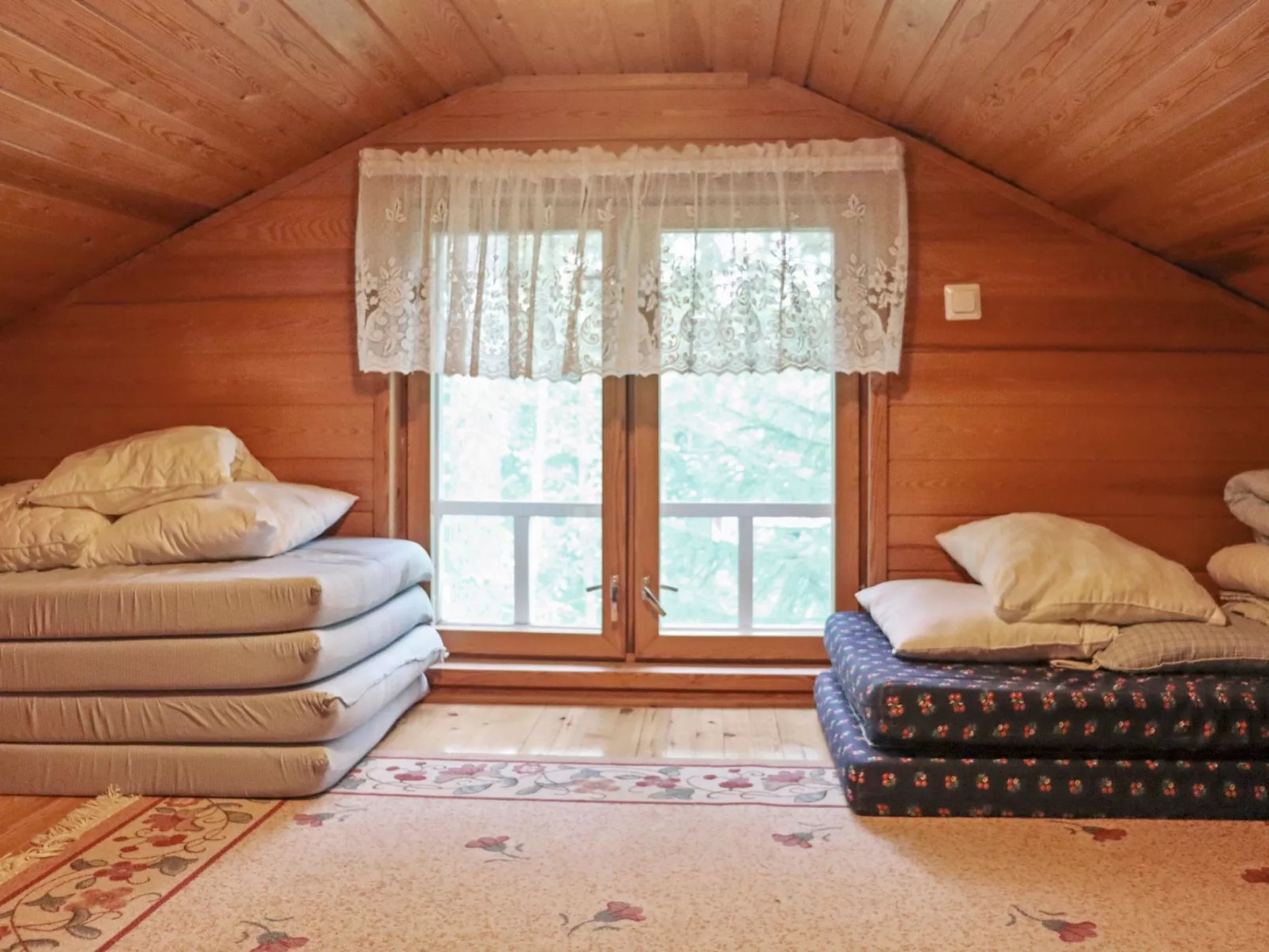 Hyryn herra mökki-Binnen