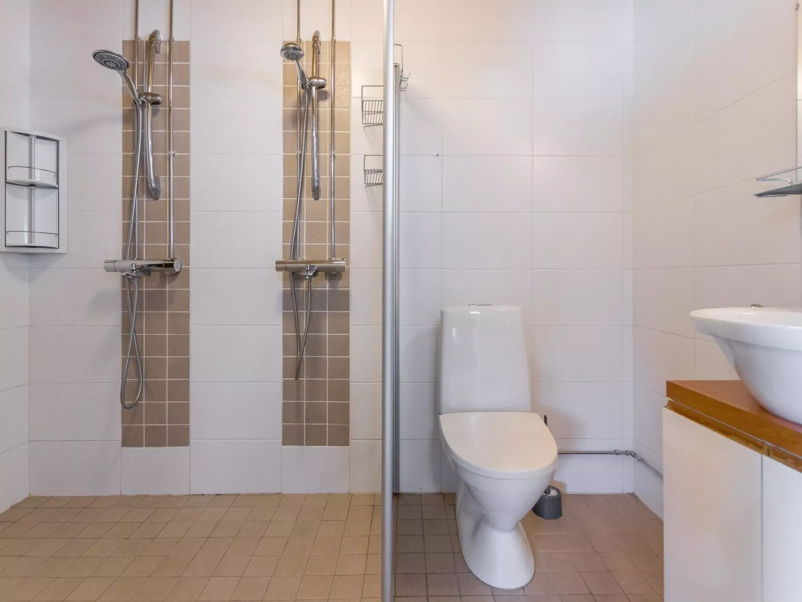 Hallan karhu b, paritalo-Binnen