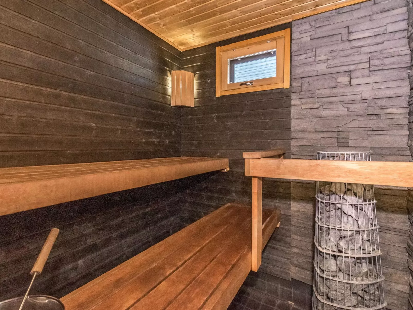 Hallan karhu c, paritalo-Binnen