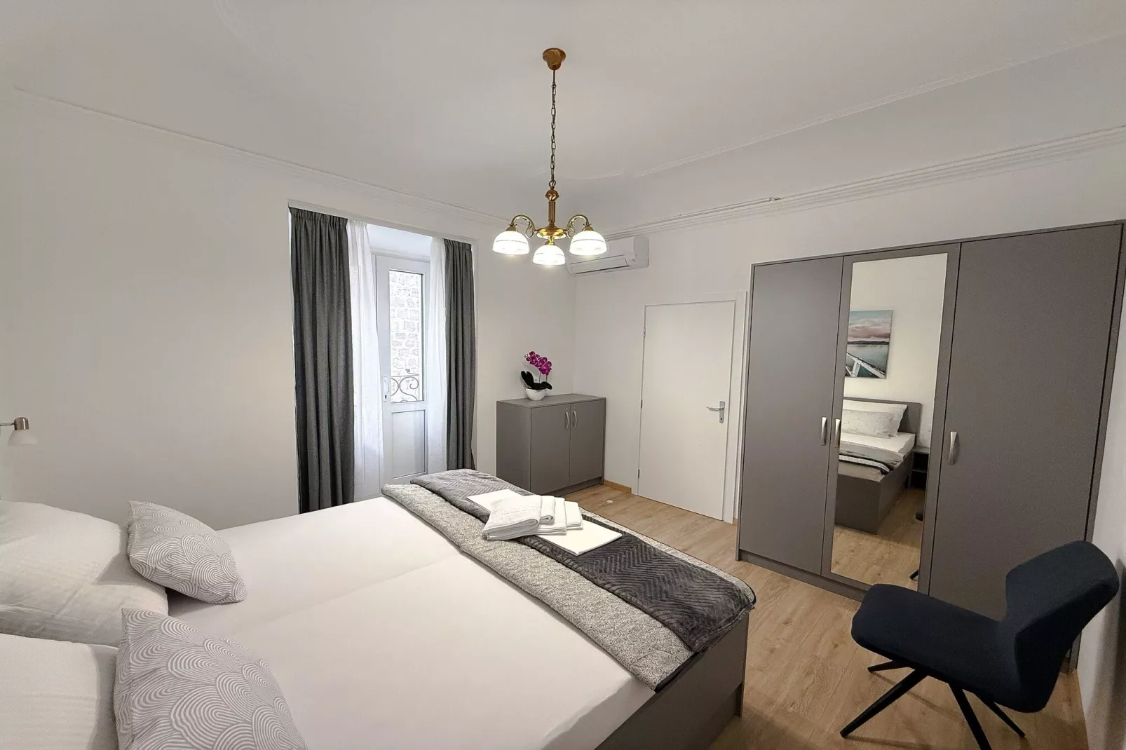 Anima Mea Old Town Apartments- Premium Apartment with Balcony-Slaapkamer