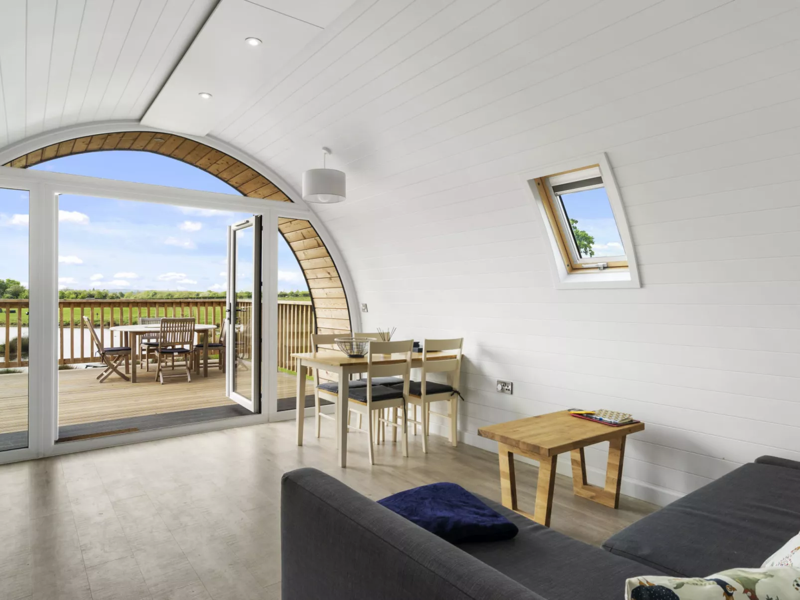 The Chicken Coop-Binnen