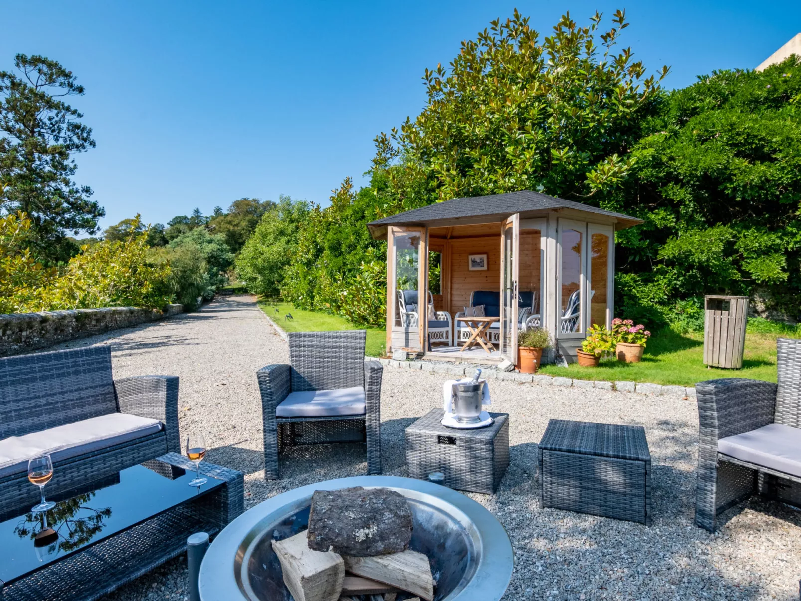 Historic Castle on River Tamar-Buiten