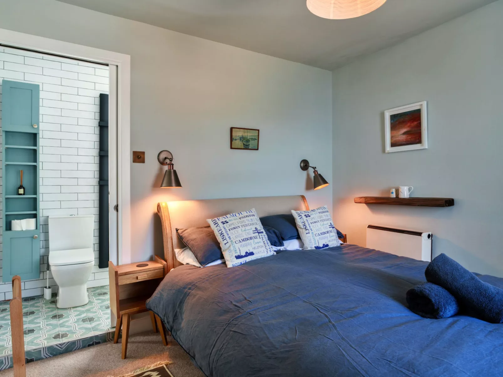 April Cottage-Binnen