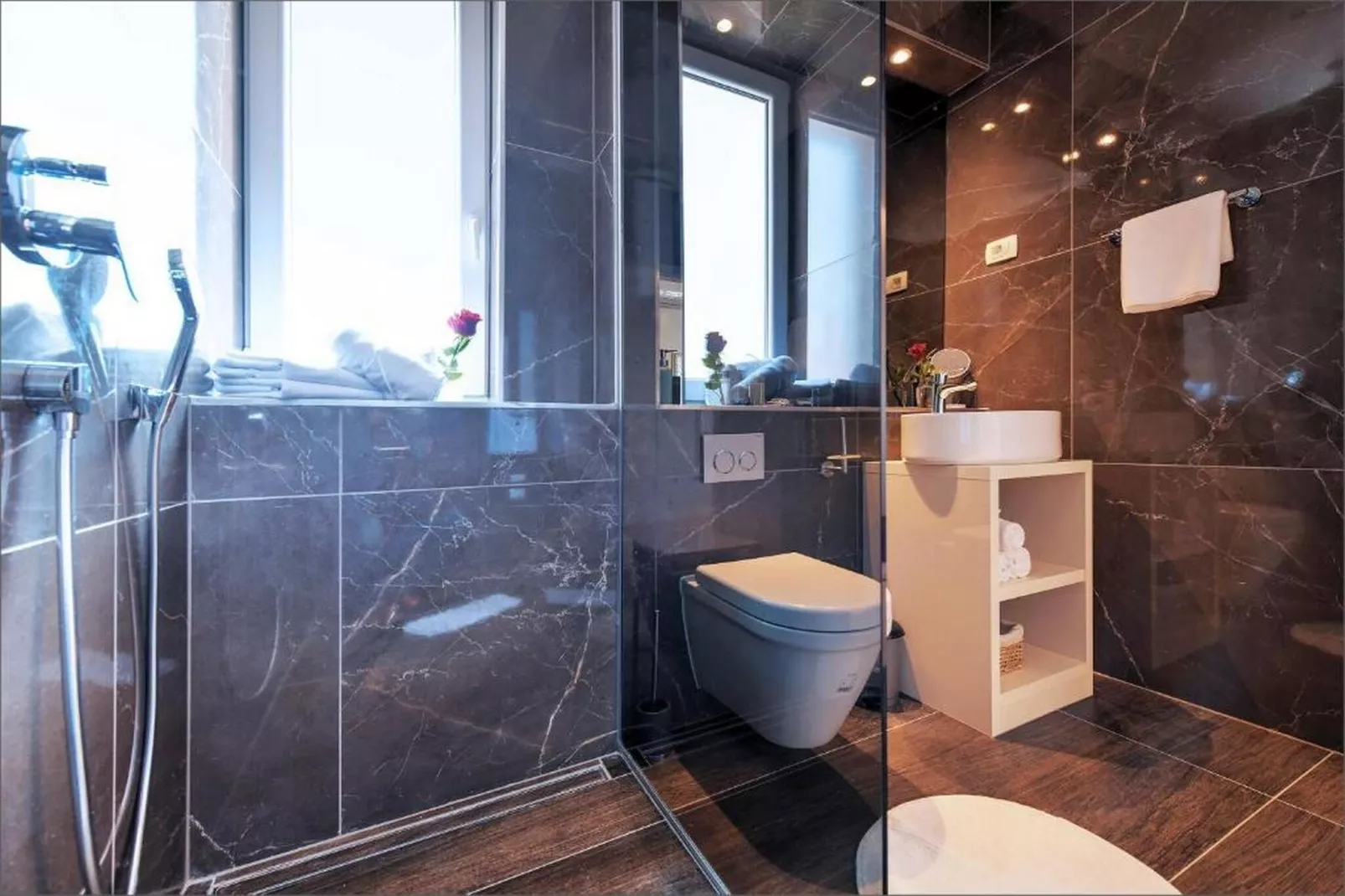 Deluxe Room with King Size Bed (4)-Badkamer