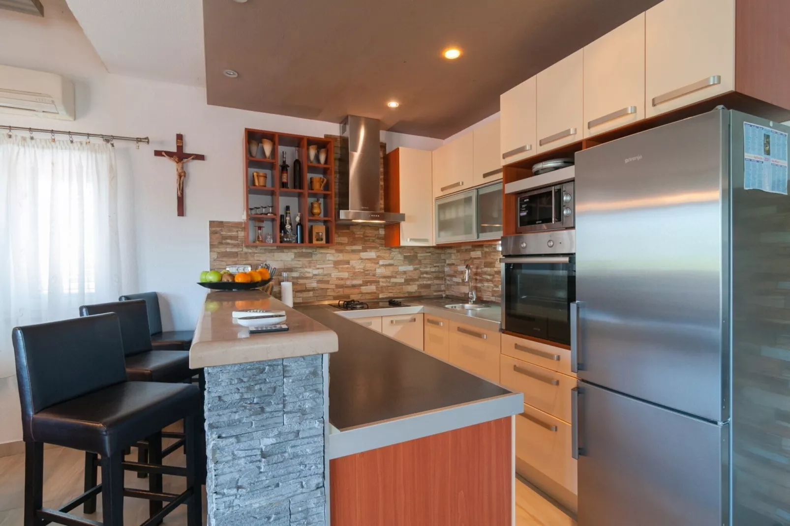 Five-Bedroom Home-Binnen