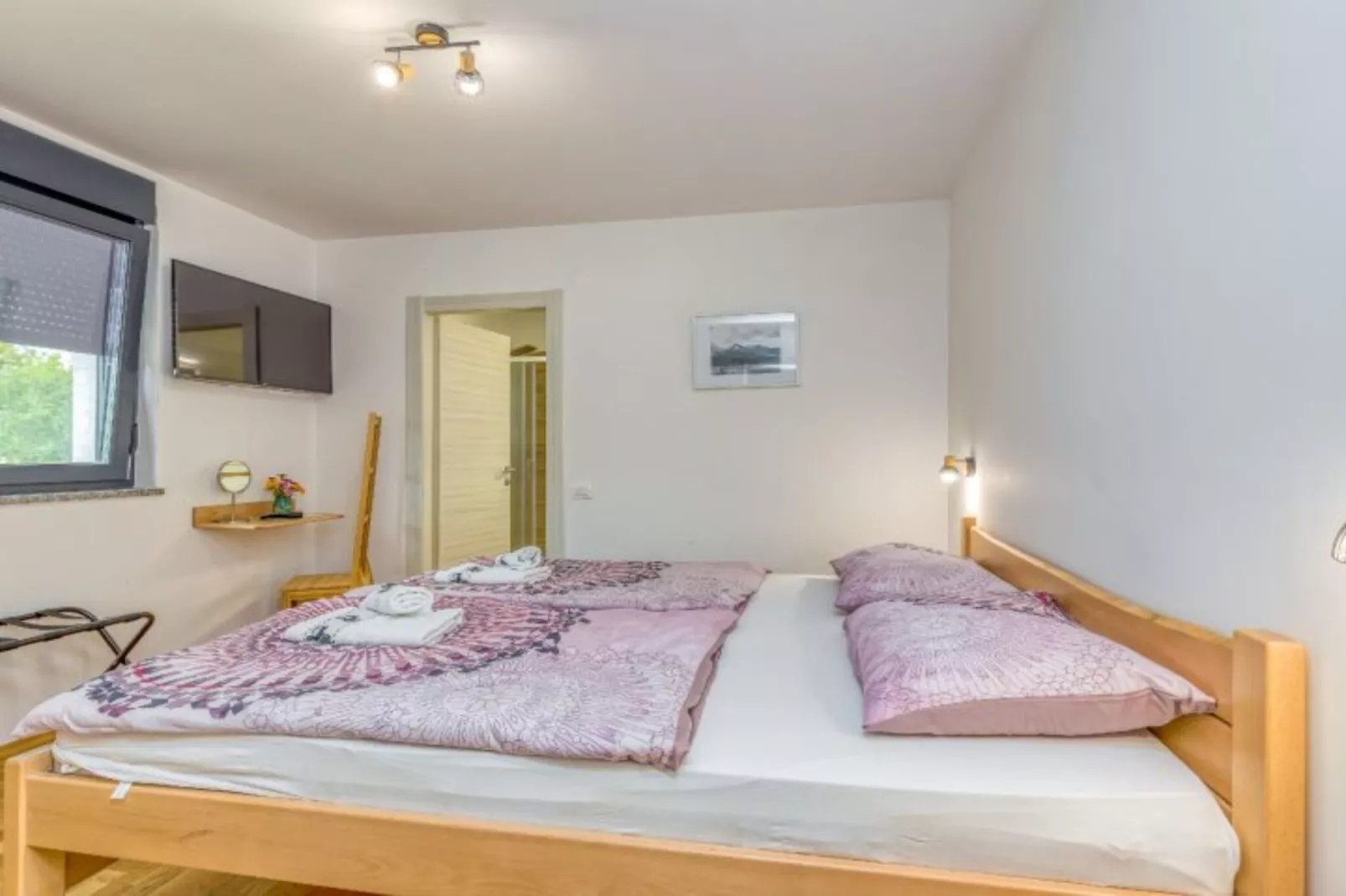 Four Bedroom Holiday House Mali Raj with Pool-Slaapkamer