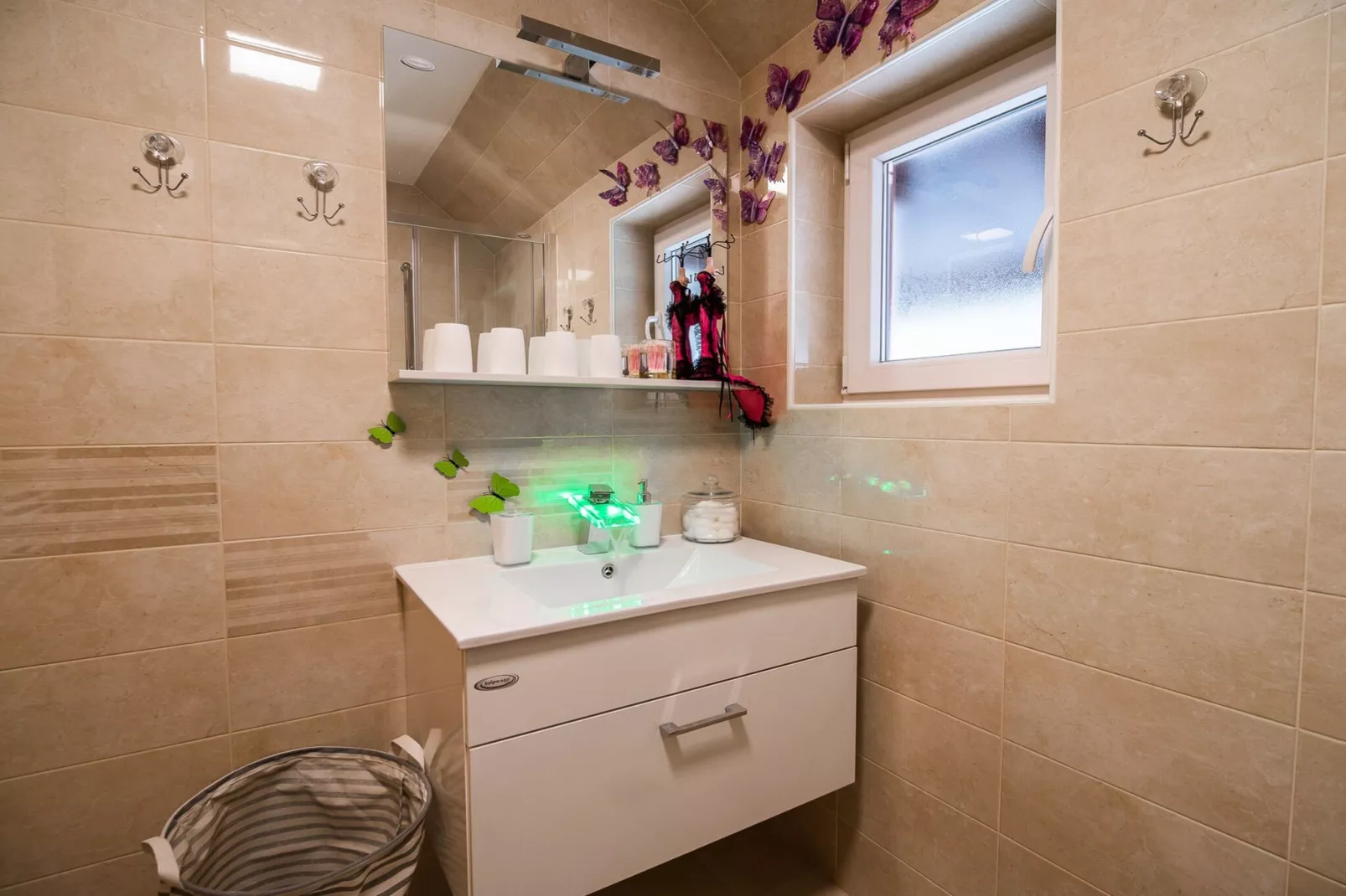 Quiet and Sunny Apartment with Balcony - Two Bedroom Apartment with Balcony-Badkamer