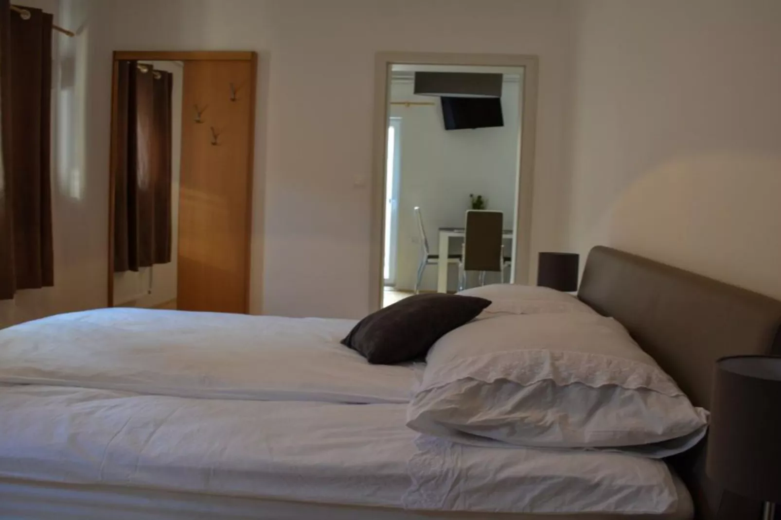 Zevnik Quiet Retreat with Stunning Views and Equestrian Activities - Standard One Bedroom Apartment-Slaapkamer