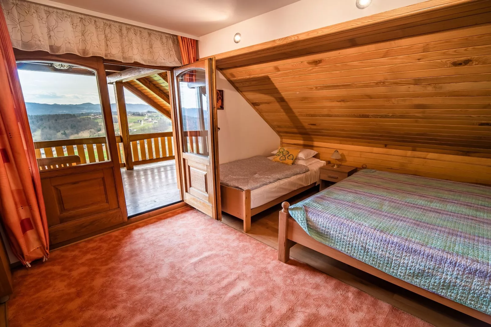 Vivid Hillside Country House with Hot-Tub and Sauna - Two Bedroom Country House-Slaapkamer