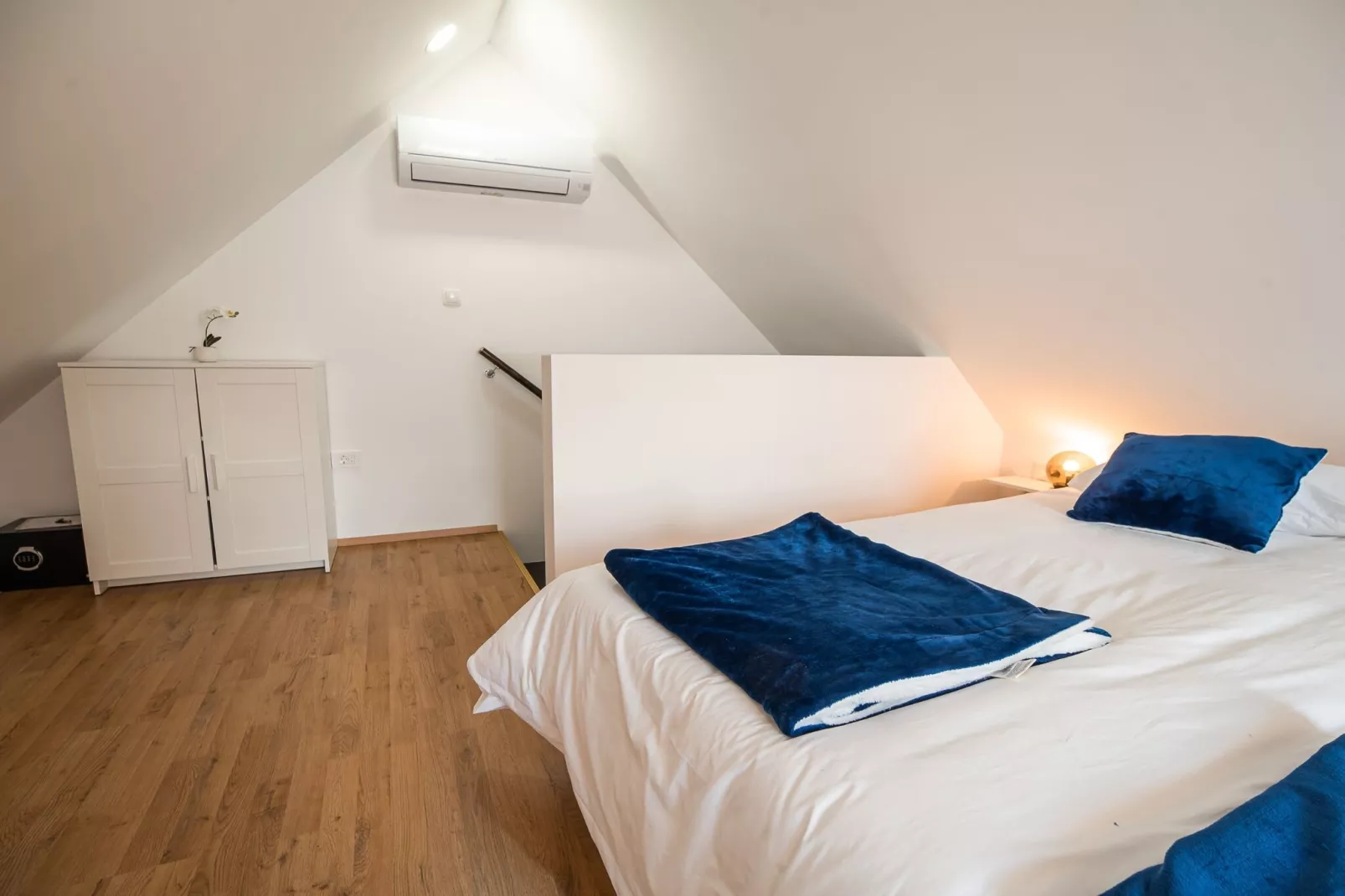 Mountain View Haven Apartments - One Bedroom Apartment  with Balcony-Slaapkamer